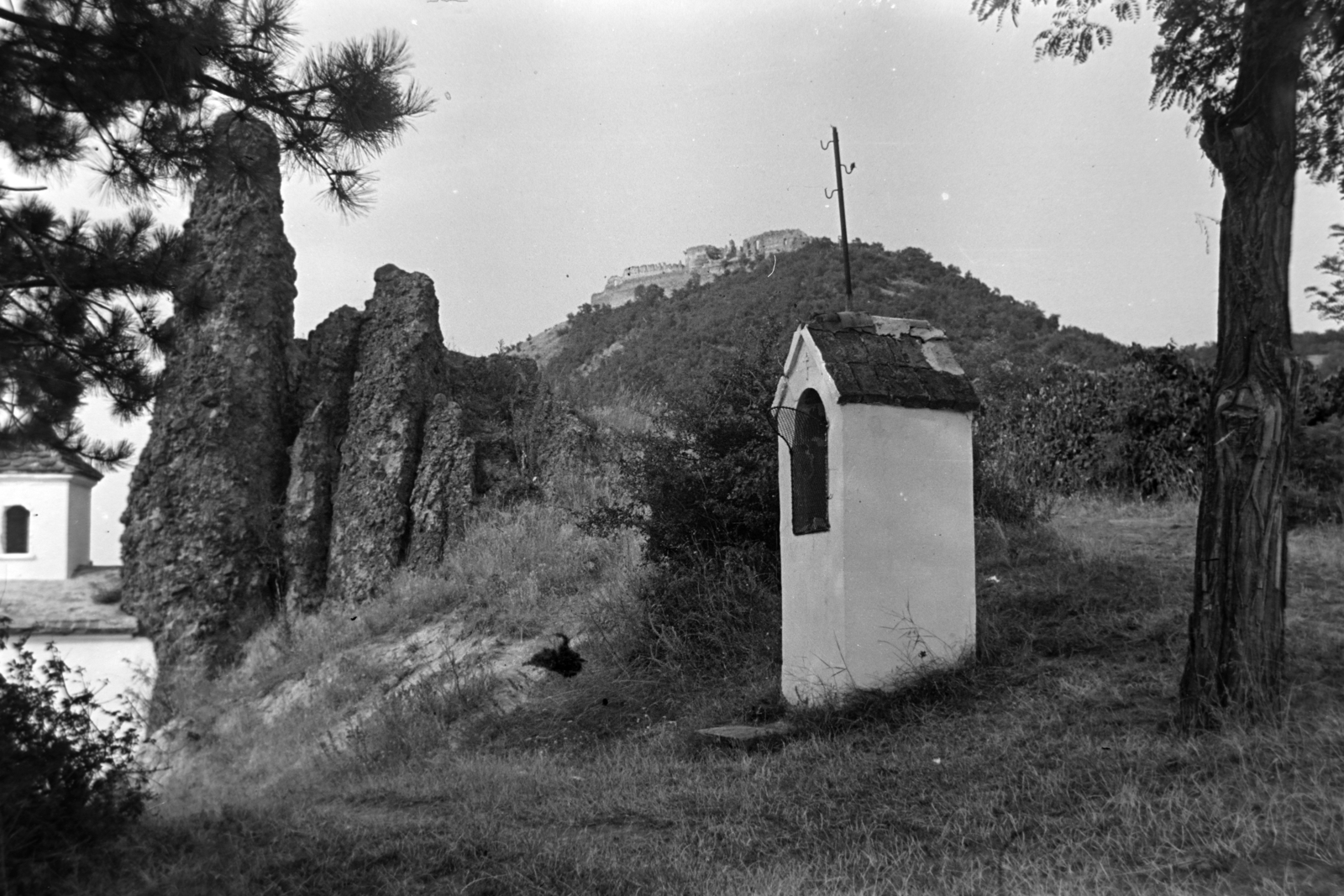 Magyarország,Dunakanyar, Visegrád, Kálvária stáció és kápolna a hegyoldalban, a Fellegvárhoz vezető úton, fenn a vár., 1956, Kriss Géza, vár, kálvária, hegytető, Fortepan #191935