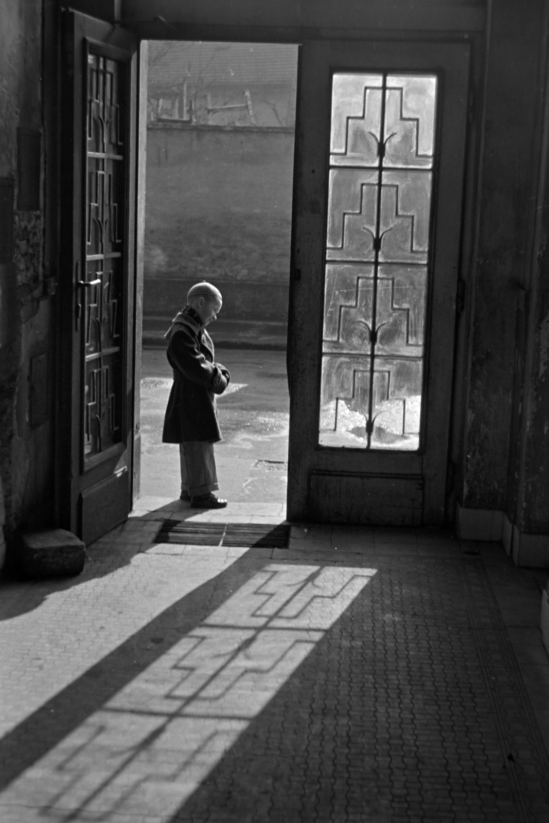 Magyarország, Budapest VIII., a Beniczky Lajos utca 3–5. számú ház kapualja., 1957, Kriss Géza, Budapest, fény-árnyék, bejárat, Fortepan #191940