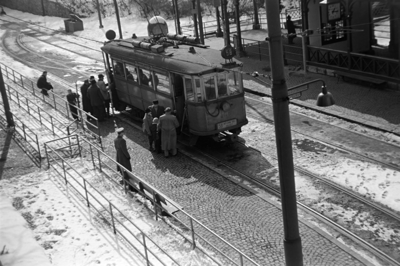 Hungary, Budapest XII., Zugliget, villamos-végállomás., 1957, Kriss Géza, Budapest, passenger, destination sign, public transport line number, Fortepan #191947