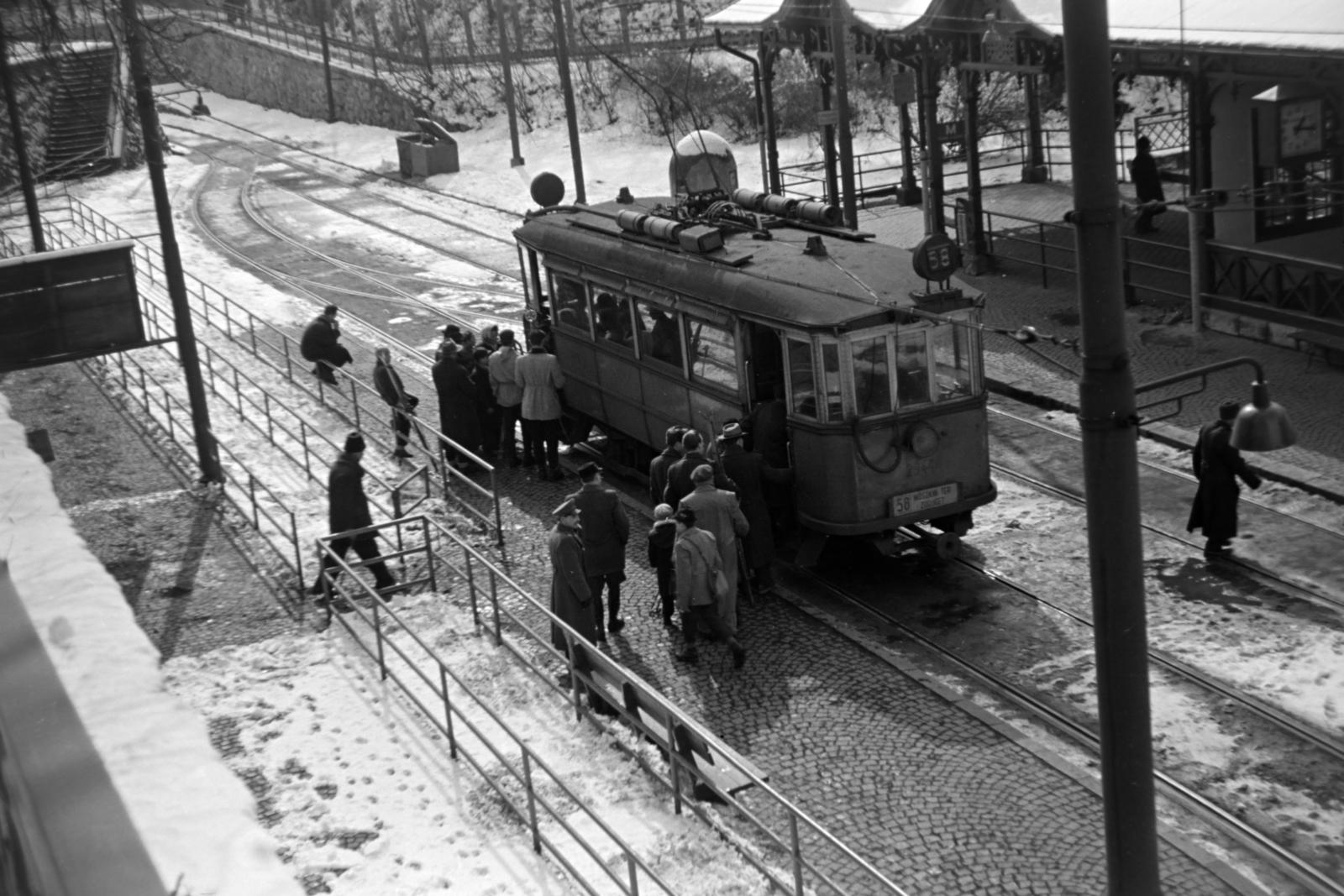 Magyarország, Budapest XII., Zugliget, villamos-végállomás., 1957, Kriss Géza, Budapest, utas, viszonylattábla, viszonylatszám, Fortepan #191948