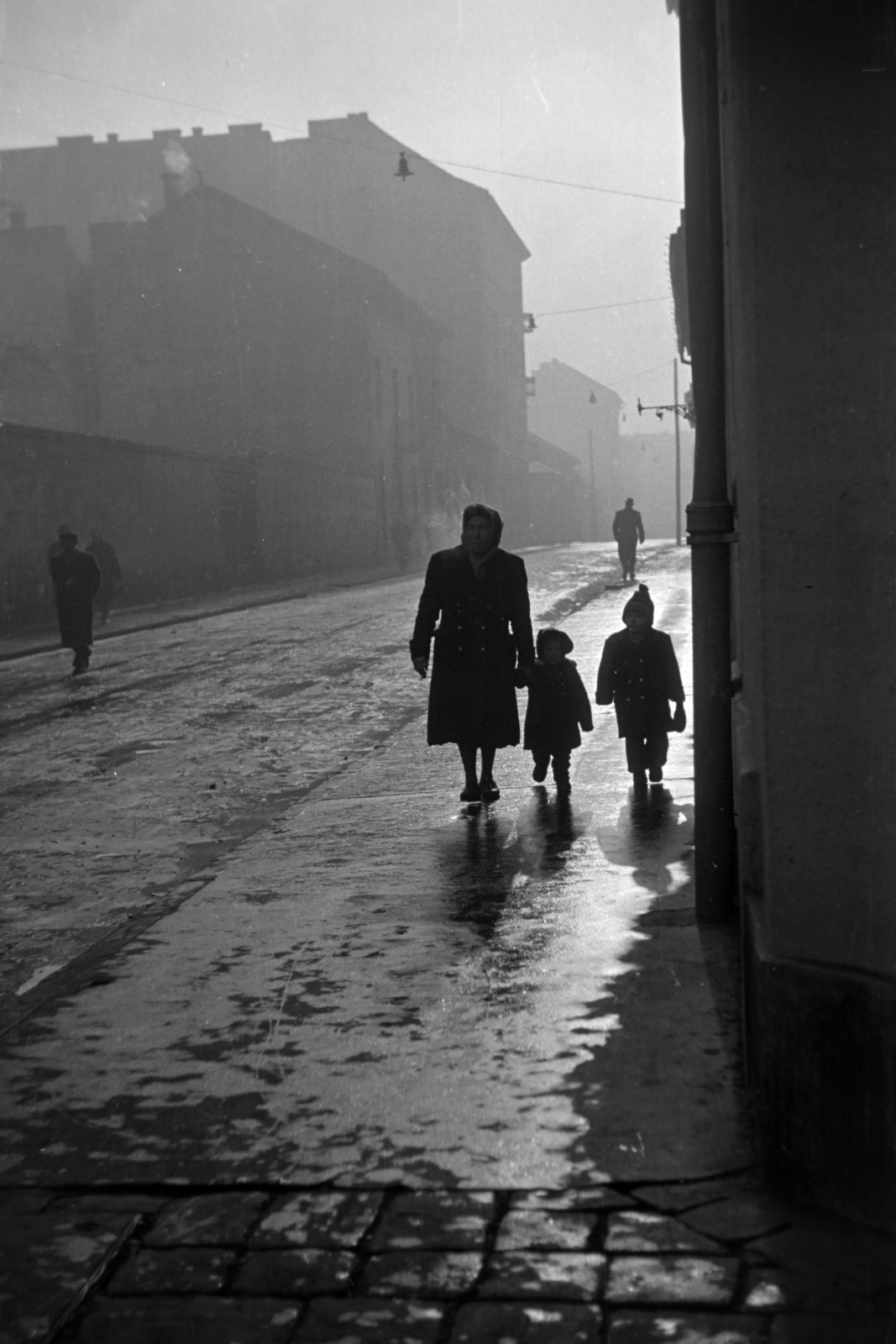 1957, Kriss Géza, fog, pavement, hold hands, Fortepan #191952