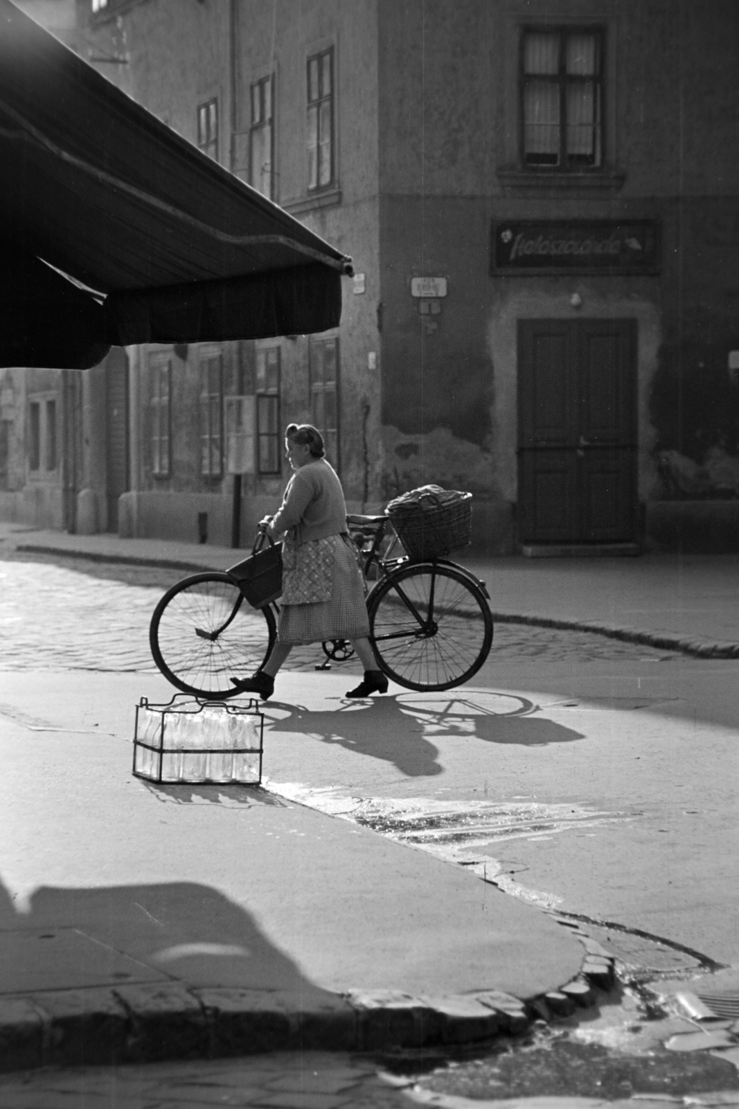 Hungary, Győr, Halászcsárda az Apáca (Rózsa Ferenc) utca - Kenyér köz sarkon. A tejesüvegek a Kreszta-ház előtt vannak., 1966, Kriss Géza, bicycle, Fortepan #191966