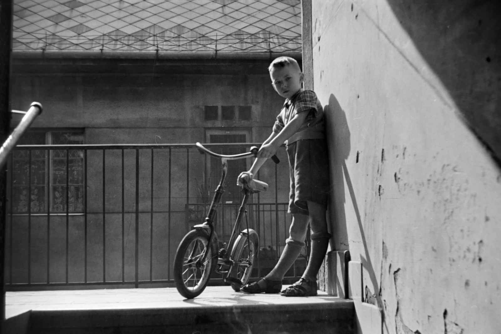 Hungary, Budapest VIII., a felvétel a Beniczky Lajos utca 3–5. számú házban készült., 1958, Kriss Géza, bicycle, Budapest, Fortepan #191975