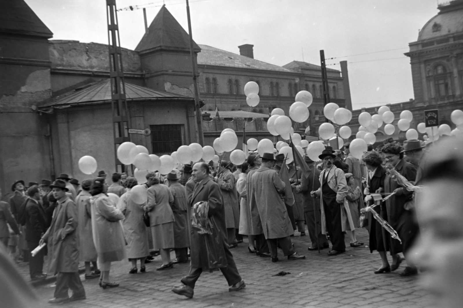 Hungary, Budapest VIII., Baross tér, Keleti pályaudvar indulási oldala, május 1-i felvonulók a Capitol mozi előtt., 1958, Kriss Géza, baloon, Budapest, Fortepan #191977