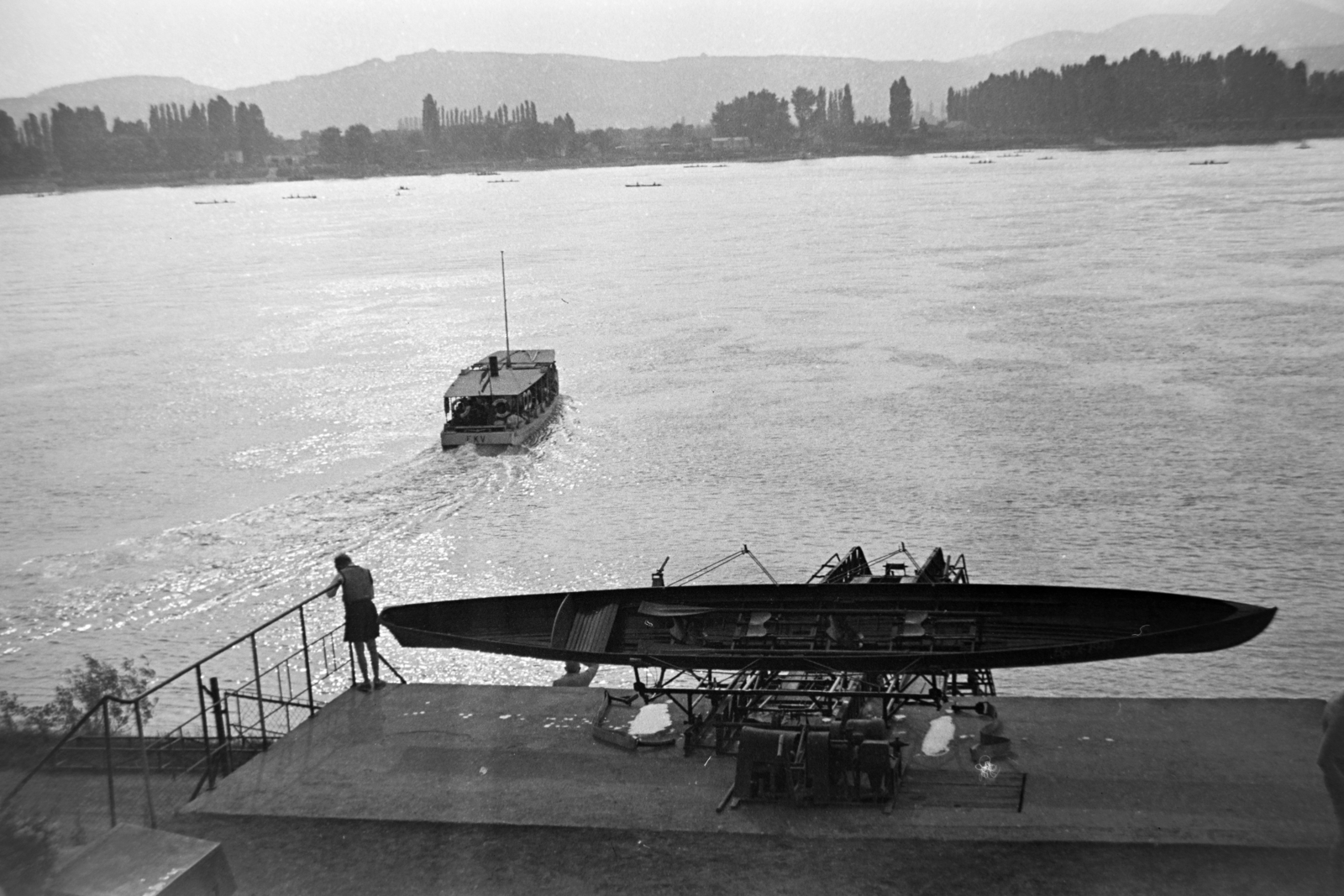 Magyarország, Budapest IV., Üdülő sor, előtérben a Tungsram strand területén lévő csónakház csónakszállítója. A Dunán az Újpest-Megyer és Pünkösdfürdő közötti átkelőhajó., 1958, Kriss Géza, Budapest, látkép, kielboot, Fortepan #191993