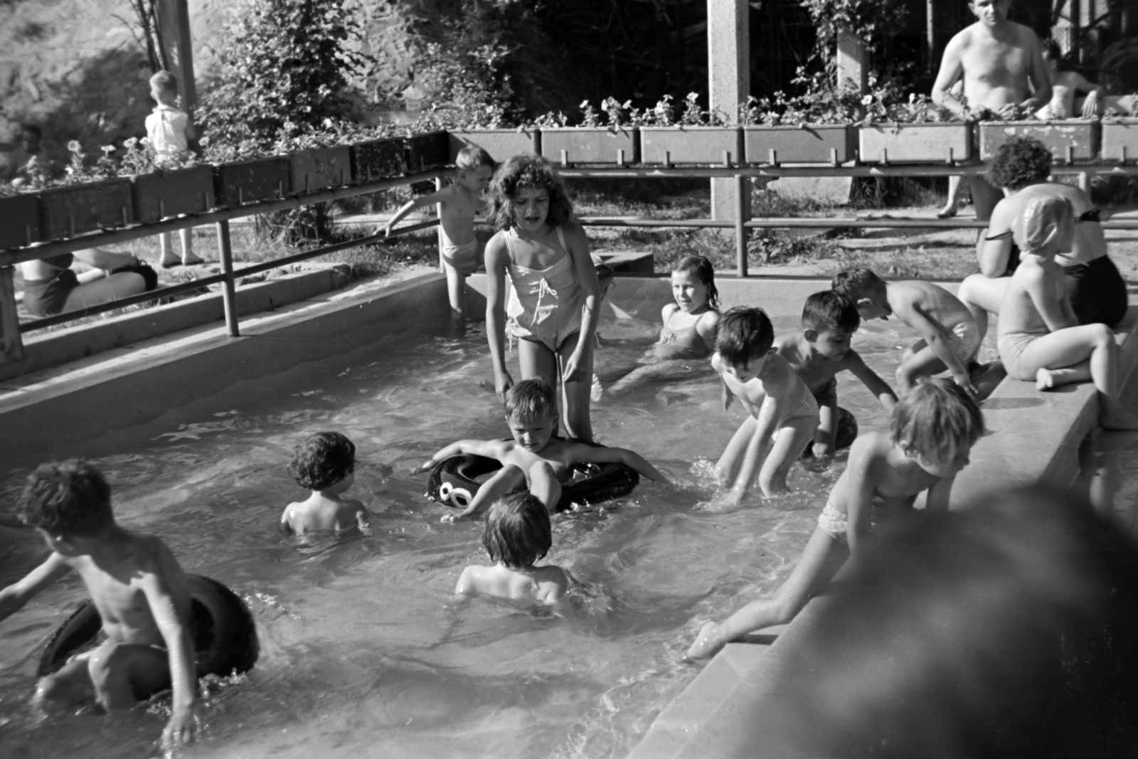 Hungary, Budapest IV., Váci út 104., Tungsram strand, gyermekmedence., 1958, Kriss Géza, Budapest, splashing, Fortepan #191996