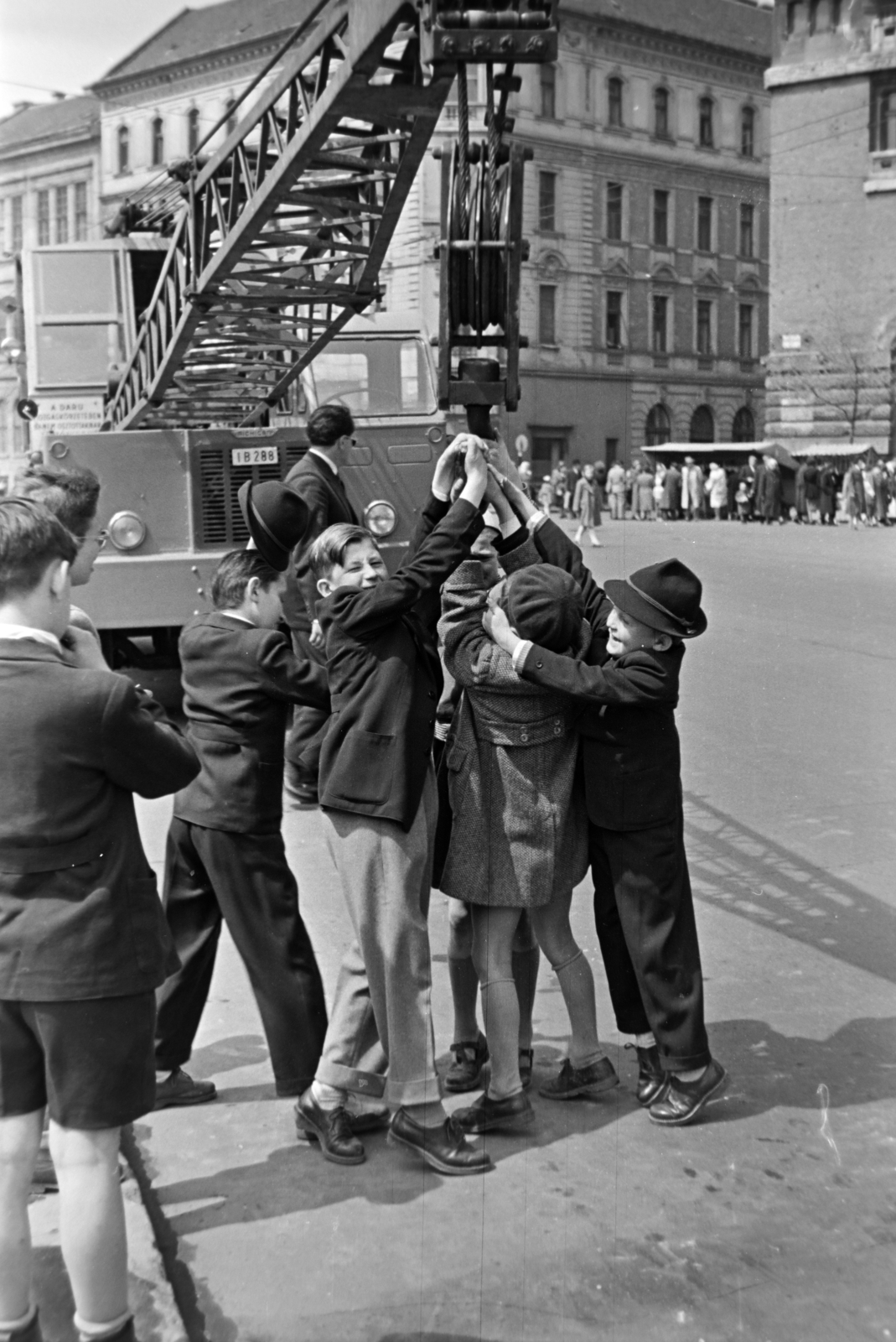 Hungary, Budapest VIII., Horváth Mihály tér, szemben a Német (Bacsó Béla) utca torkolata, jobbra a József Telefonközpont épülete., 1958, Kriss Géza, Budapest, kids, jesting, Fortepan #192001