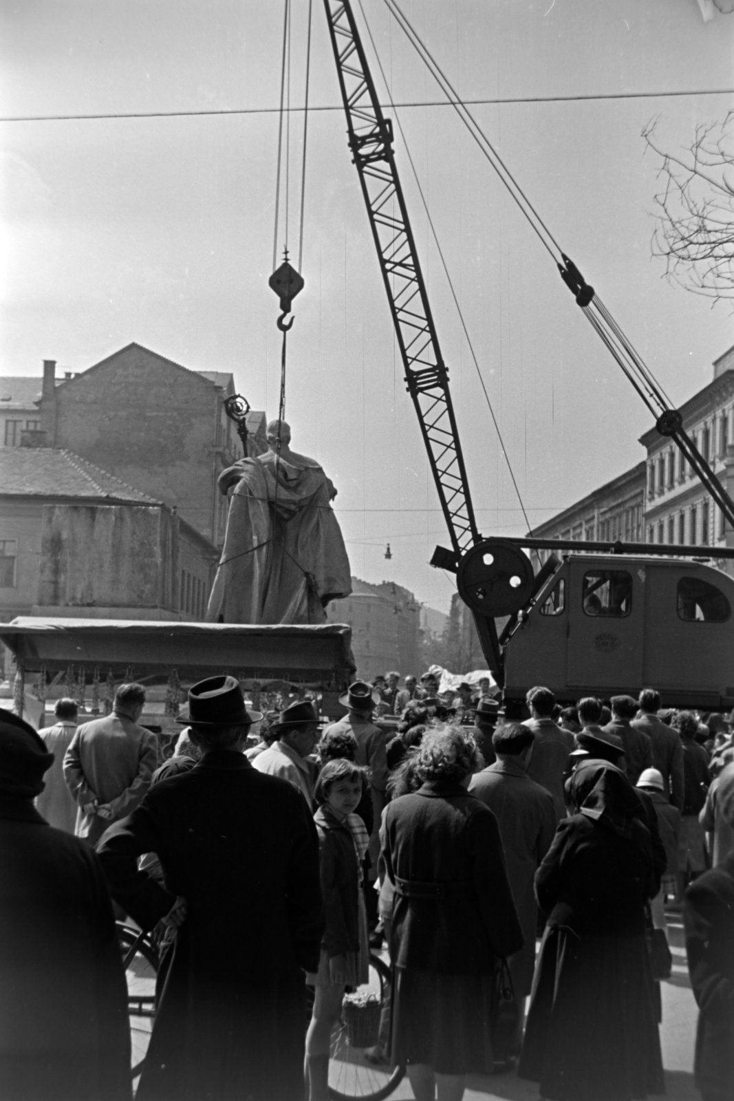 Hungary, Budapest VIII., Horváth Mihály tér, Pázmány Péter szobrának áthelyezése a Ferenciek tere (Felszabadulás tér)-ről., 1958, Kriss Géza, Budapest, crane, gaping, mobile crane, Fortepan #192003