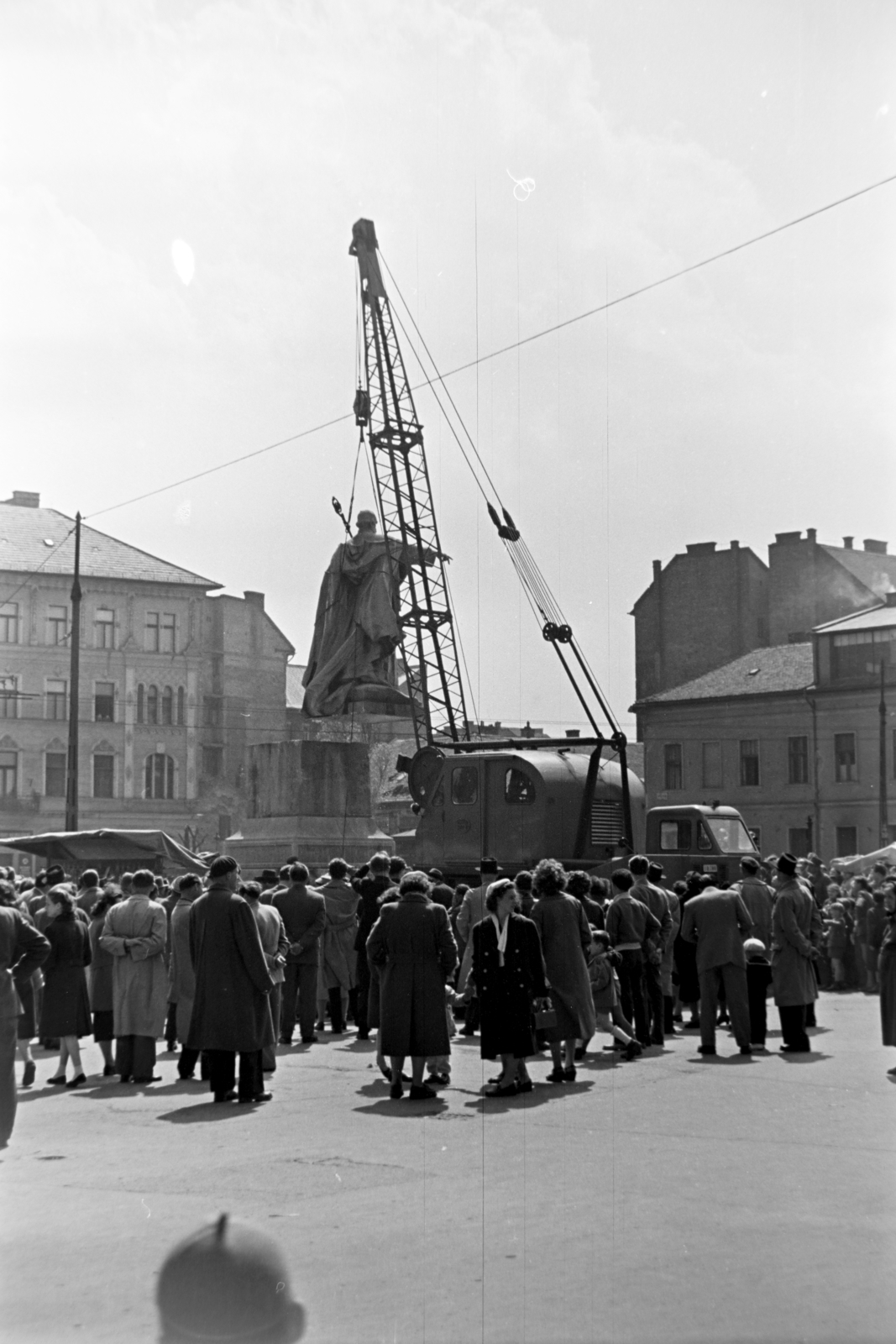 Hungary, Budapest VIII., Horváth Mihály tér, Pázmány Péter szobrának áthelyezése a Ferenciek tere (Felszabadulás tér)-ről., 1958, Kriss Géza, Budapest, crane, mobile crane, Fortepan #192004