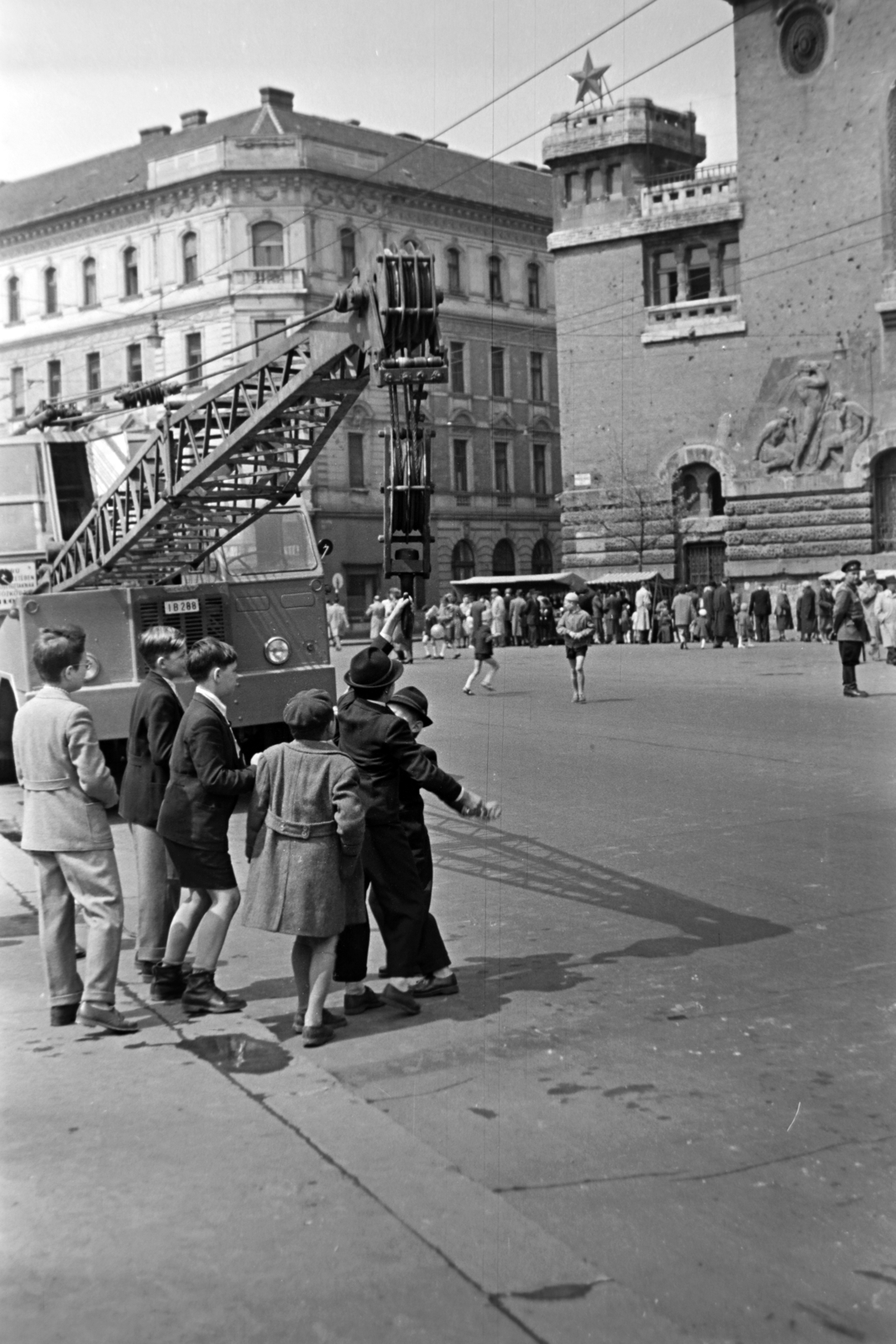 Hungary, Budapest VIII., Horváth Mihály tér, szemben középen a Német (Bacsó Béla) utca torkolata, jobbra a József Telefonközpont épülete., 1958, Kriss Géza, Budapest, bullet hole, Red Star, relief, Fortepan #192008