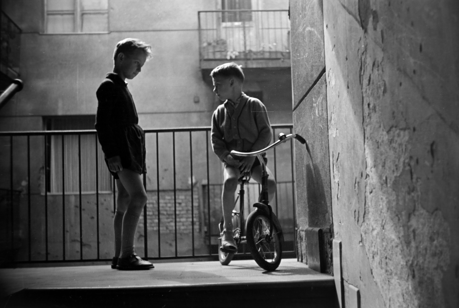Hungary, Budapest VIII., a felvétel a Beniczky Lajos utca 3–5. számú házban készült., 1958, Kriss Géza, Budapest, talks, bicycle, boys, Fortepan #192009
