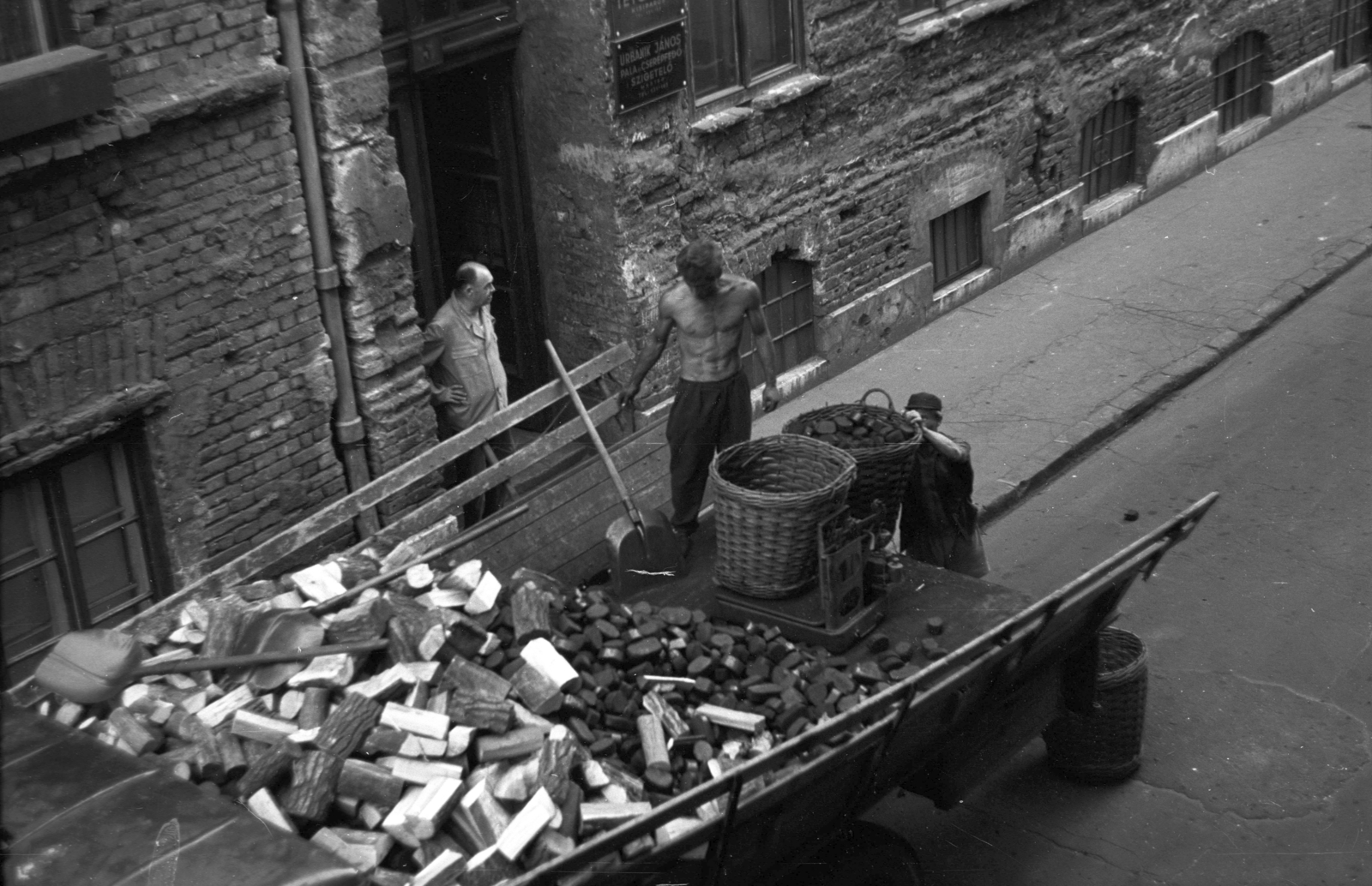 Hungary, Budapest VIII., Nagy Templom utca, tüzelőhordás a 5-ös számú ház kapujánál. A felvétel a Práter utca 34-ből készült., 1972, Kriss Géza, Budapest, Fortepan #192015