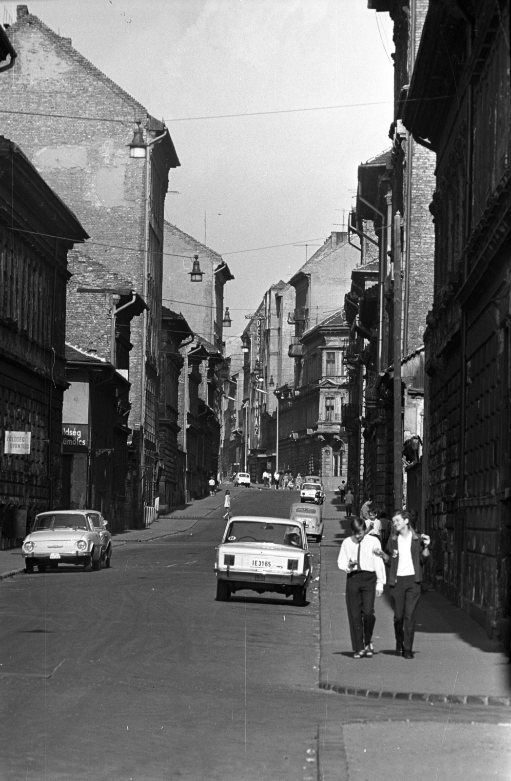 Hungary, Budapest VIII., Losonci utca a Kálvária (Kulich Gyula) tér felé nézve, a kétemeletes háznál jobbra az Illés utca, háttérben az Állami Déryné Színház neonja., 1972, Kriss Géza, Budapest, Fortepan #192023