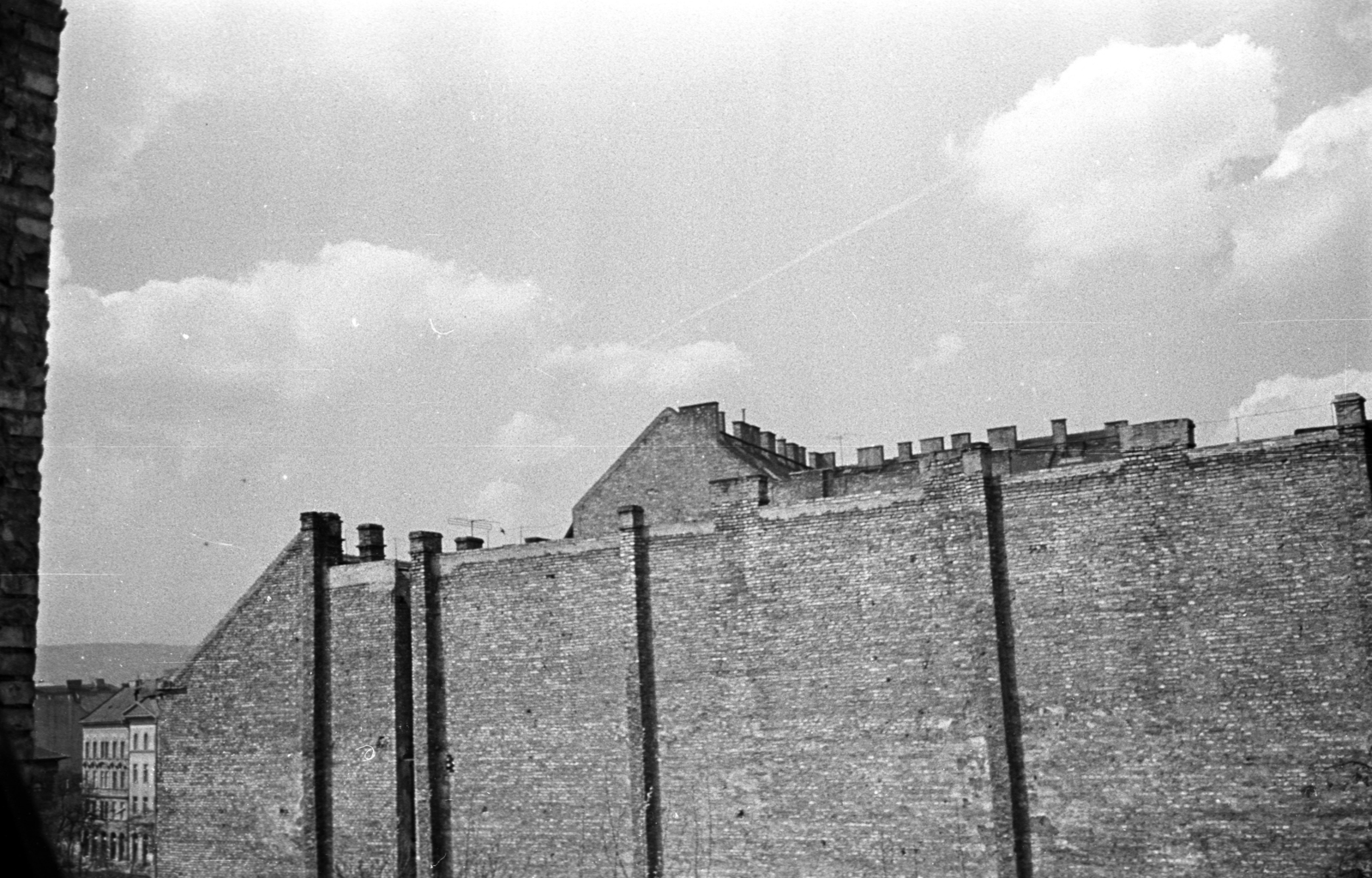 Hungary, Budapest VIII., kilátás a Szerdahelyi utca 2-es számú házból. Balra a Mátyás tér és szemben a 12 -es számú ház tűzfala látszik., 1972, Kriss Géza, Budapest, Fortepan #192031