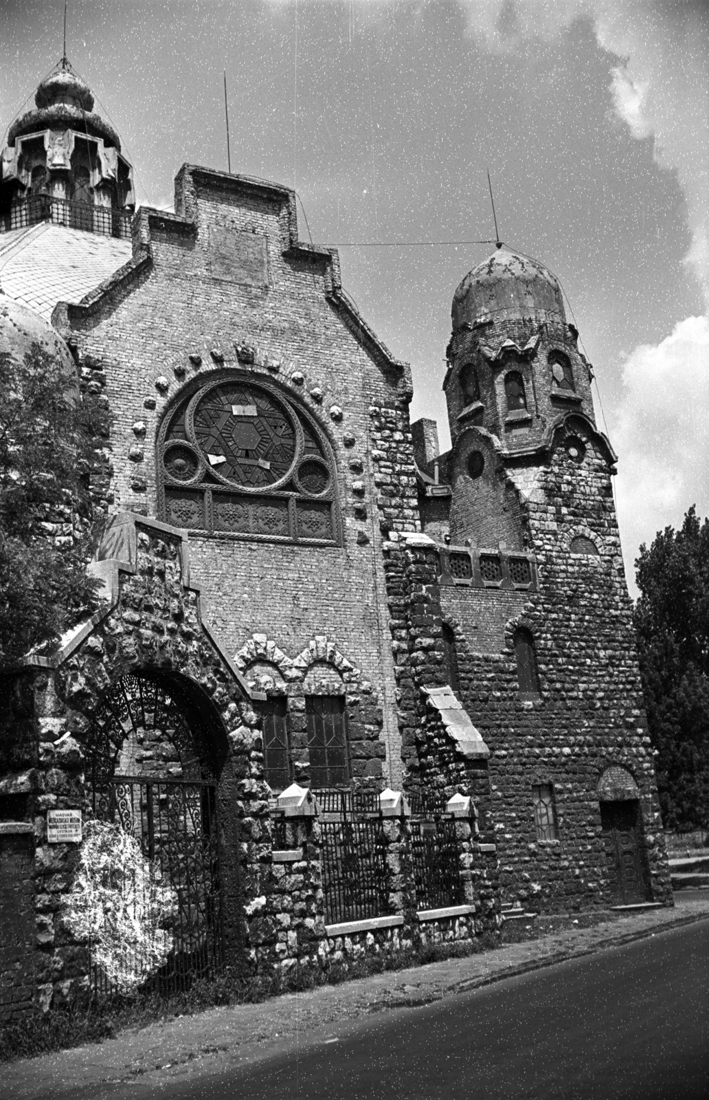 Hungary, Budapest X., Román utca - Cserkesz utca sarok, Kőbányai zsinagóga (ekkor a Magyar Mezőgazdasági Múzeum munkaeszköztörténeti osztálya működött benne, ma a neoprotestáns Mindenki Temploma Gyülekezetnek ad helyet)., 1972, Kriss Géza, Budapest, Fortepan #192036