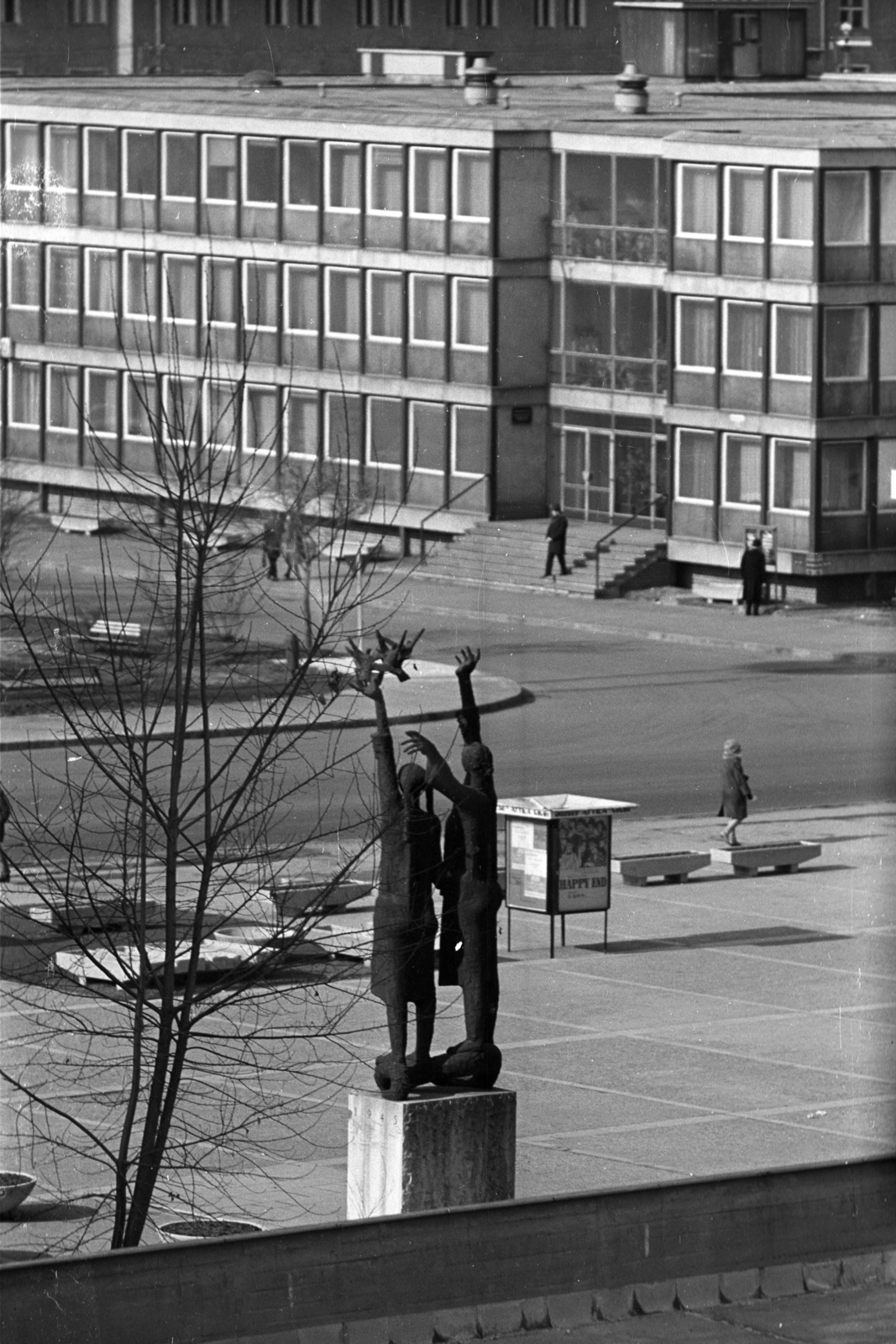 Magyarország, Salgótarján, kilátás a Fő térre, az előtérben a Felszabadulási emlékmű (Somogyi József, 1967.)., 1978, Kriss Géza, Fortepan #192067