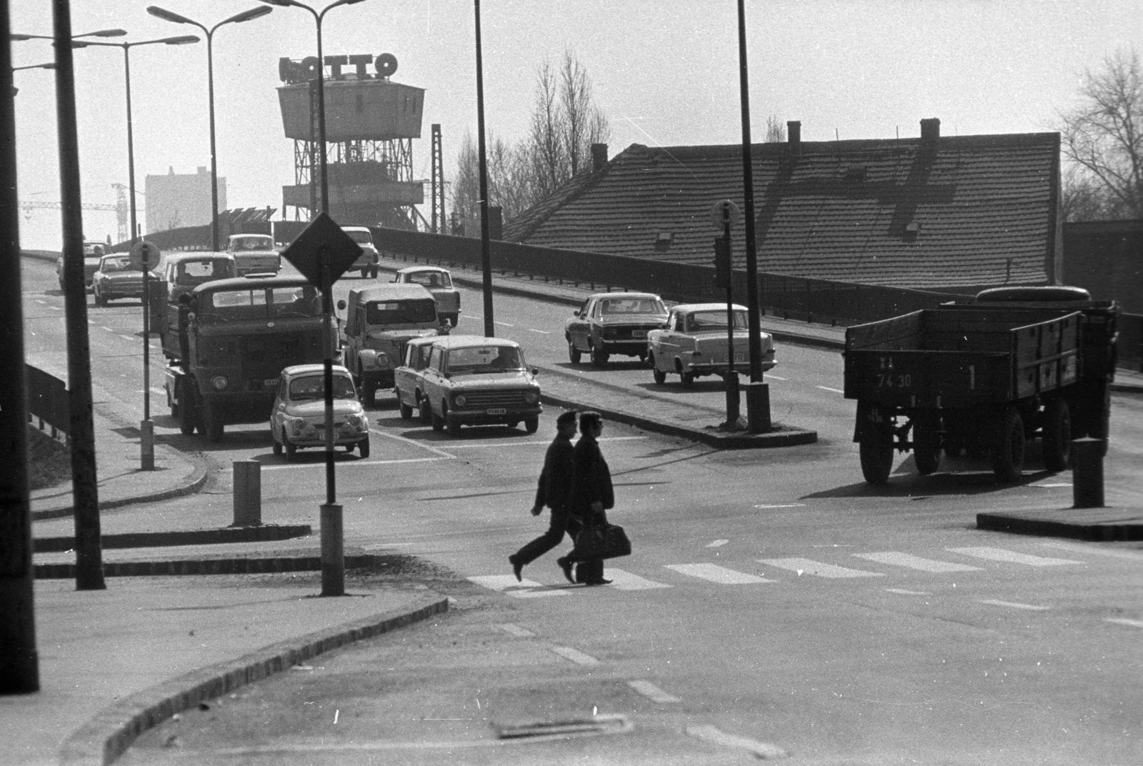 Hungary, Budapest XIV.,Budapest XIII., a Róbert Károly körút - Hungária körút közötti felüljáró felhajtója a Szent László útnál (Mautner Sándor utca). Szemben a Sikló a Vidámparkban., 1974, Kriss Géza, Budapest, traffic, crosswalk, Fortepan #192074