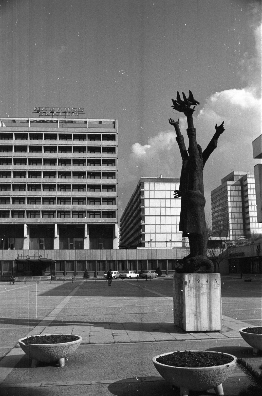 Magyarország, Salgótarján, Fő tér, Felszabadulási emlékmű (Somogyi József, 1967.), háttérben a Karancs szálló., 1978, Kriss Géza, Fortepan #192076