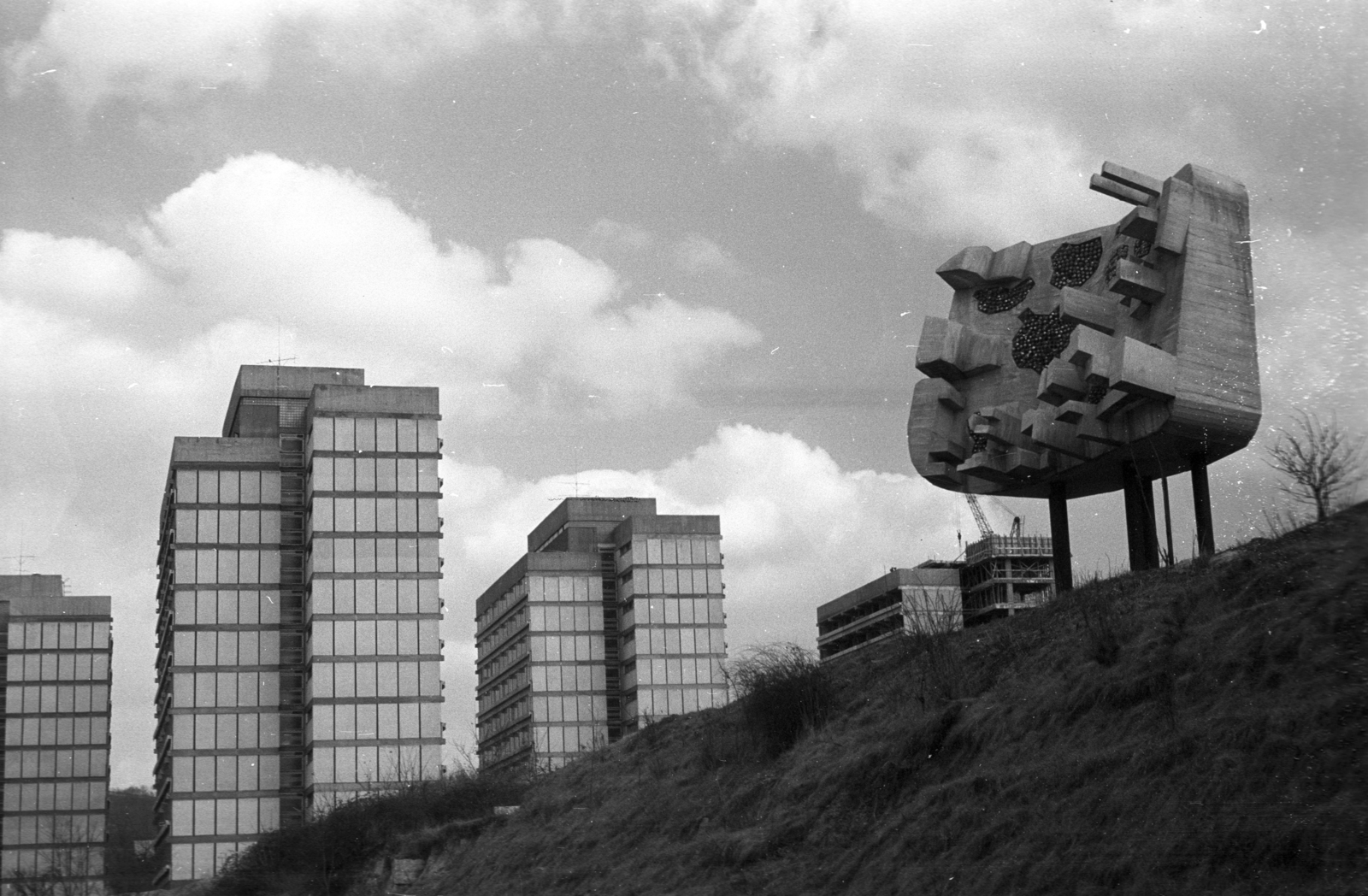 Hungary, Salgótarján, a Fő tér felett a domboldalon, jobbra A város című műalkotás (Varga Imre, 1971.), balra a háttérben az Arany János út épületei., 1978, Kriss Géza, Fortepan #192078