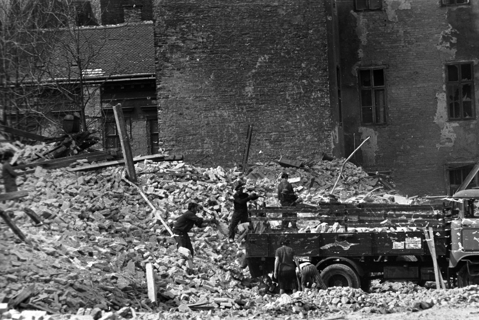 Hungary, Budapest VIII., Szigony utca - Práter utca - Kemény Zsigmond utca - Losonci utca határolt bontási terület. Jobbra a bontásra váró Kemény Zsigmond utca 11-es számú ház., 1973, Kriss Géza, Budapest, Fortepan #192095