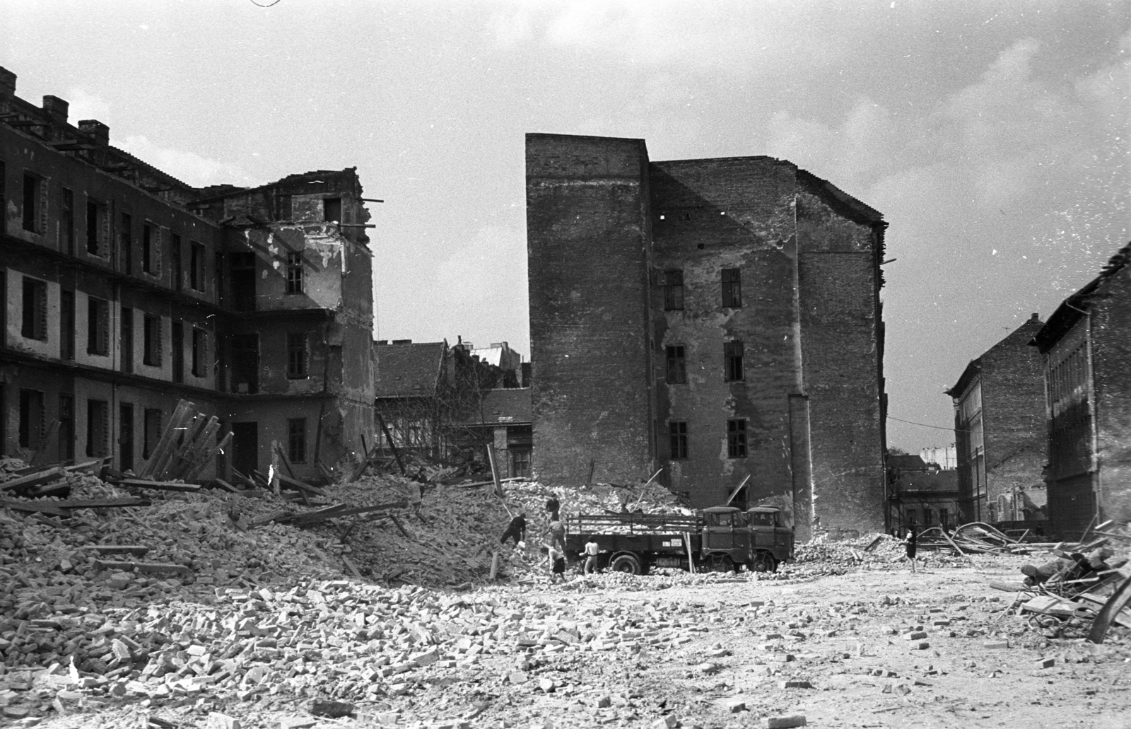 Hungary, Budapest VIII., Szigony utca - Práter utca - Kemény Zsigmond utca - Losonci utca határolt bontási terület. Balra a Práter utca 66., szemben a Kemény Zsigmond utca 11-es számú ház vár a bontásra., 1973, Kriss Géza, Budapest, Fortepan #192097