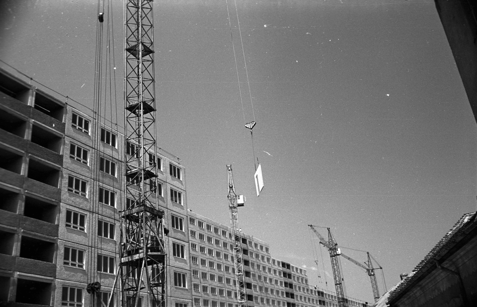 Hungary, Óbuda, Budapest III., Harrer Pál utcai panelhézak építése, balra a 10-es, jobbra a 12-24. számú ház., 1973, Kriss Géza, concrete block of flats, Budapest, Fortepan #192107