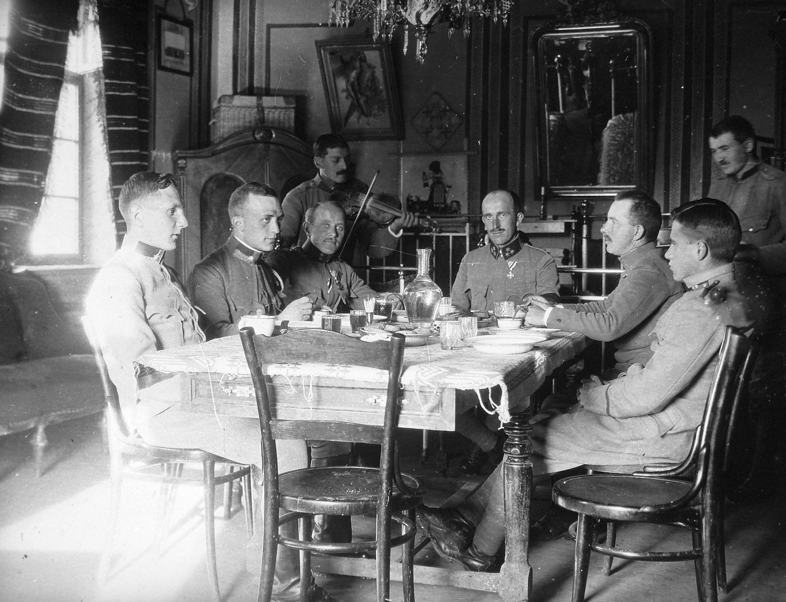 1918, Fortepan, First World War, hospitality, music, uniform, musical instrument, restaurant, meal, tableau, men, drinking, musician, decanter, Fortepan #19211