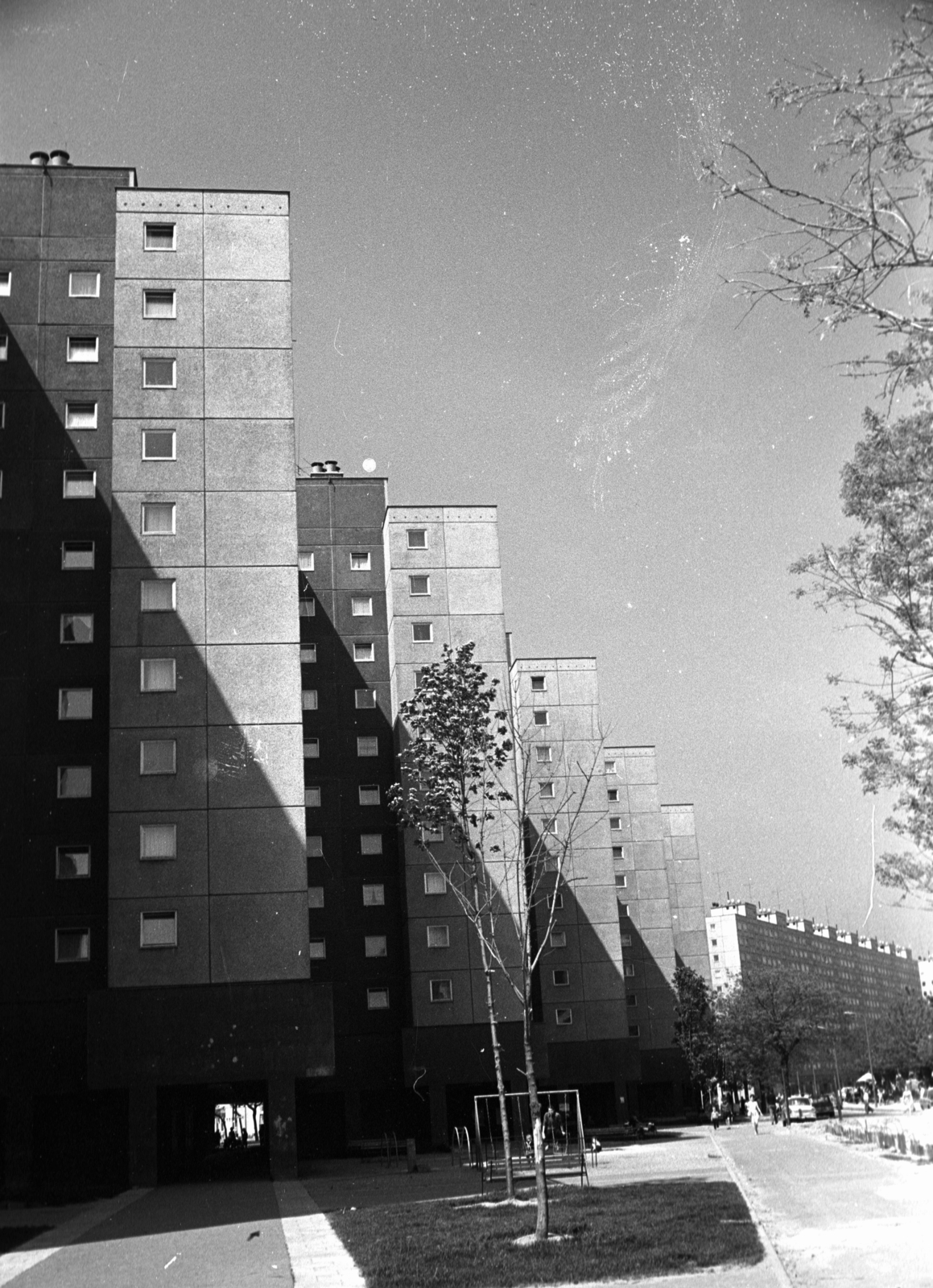 Hungary, Óbuda, Budapest III., a Vörösvári út - Kórház utca - Vihar utca közötti panelházak, távolabb jobbra a Vörösvári út - Velence utca - Váradi utca között álló lakóház látszik., 1973, Kriss Géza, Budapest, Fortepan #192112