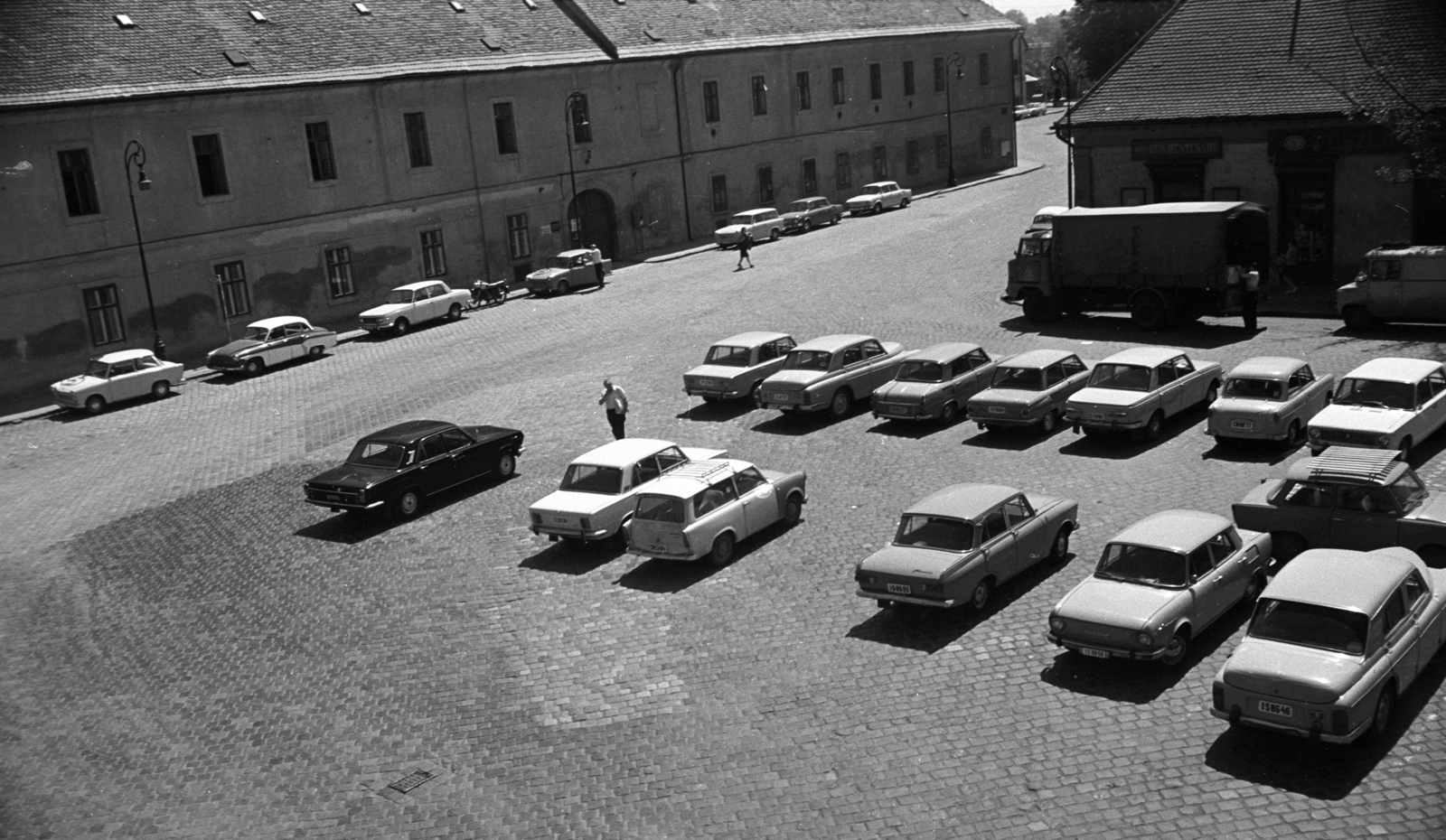 Hungary, Óbuda, Budapest III., Fő tér távolabb a Szentlélek (Korvin Ottó) tér egy része látszik., 1973, Kriss Géza, butcher shop, Budapest, car park, Fortepan #192113