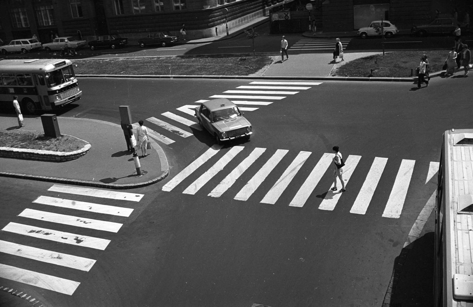 Magyarország, Budapest V., a Március 15. tér az Erzsébet hídról nézve, szemben a Molnár utca., 1978, Kriss Géza, Budapest, Fortepan #192156