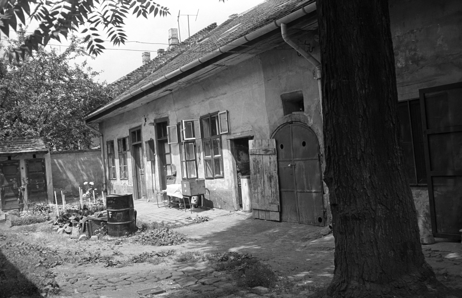 Hungary, Óbuda, Budapest III., a Lajos utca 98. számú ház udvara., 1973, Kriss Géza, Budapest, Fortepan #192160