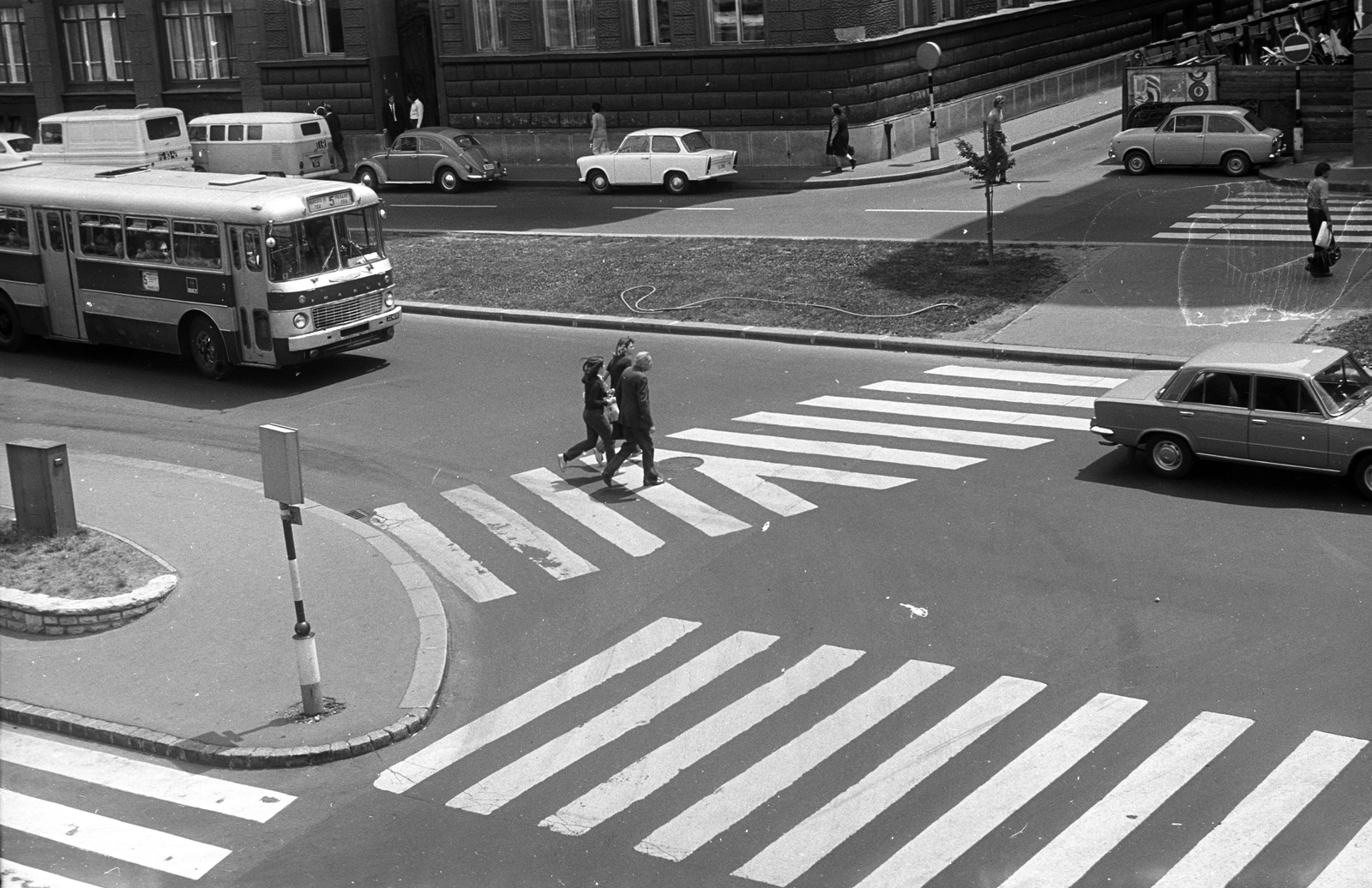 Hungary, Budapest V., a Március 15. tér az Erzsébet hídról nézve, jobbra szemben a Molnár utca., 1978, Kriss Géza, Budapest, Fortepan #192173