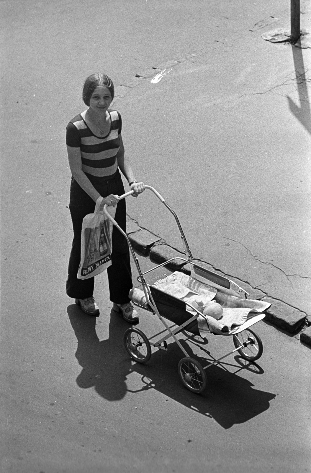 Hungary, Budapest VIII., a Práter utca és a Nagy Templom utca sarok a Práter utca 34.-ből nézve., 1978, Kriss Géza, baby carriage, Budapest, Fortepan #192179