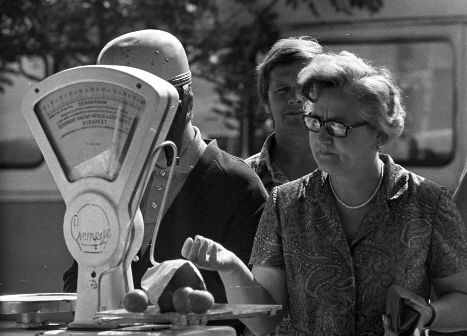 Hungary, Sopron, Várkerület (Lenin körút), az ABC zöldségesstandja., 1977, Kriss Géza, market, crash helmet, egg, scale, Fortepan #192182