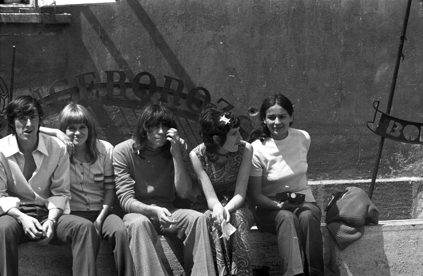 Hungary, Sopron, Fő tér, a felvétel a 4-es számú Kossow-háznál, a Pince borozó előtt készült., 1977, Kriss Géza, portable radio, Fortepan #192193