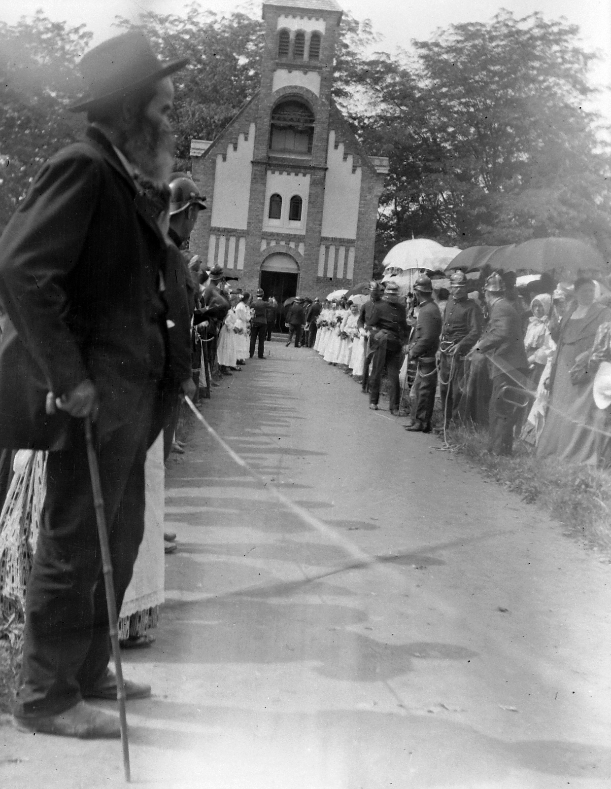 Hungary, Harkány, Jézus Szíve kápolna., 1918, Fortepan, cop, sunshades, white dress, hat, beard, walking cane, Fortepan #19221