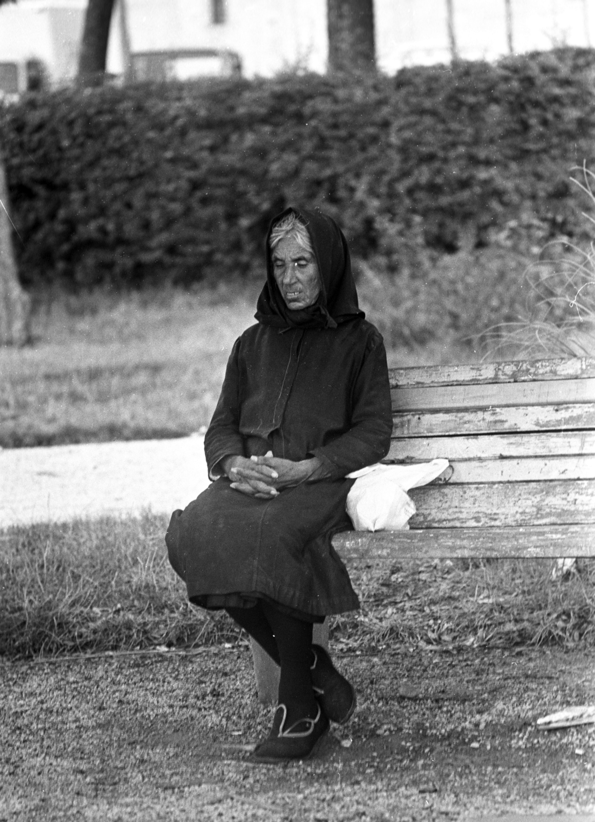 1978, Kriss Géza, nő, pihenés, idős ember, pad, magány, összekulcsolt kéz, Fortepan #192215