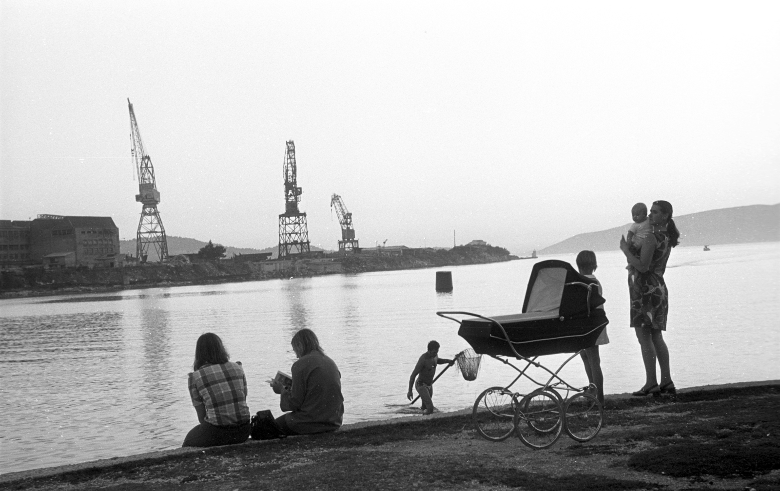 Croatia,Adriatic Sea, Trogir, szemben a hajógyár., 1978, Kriss Géza, Yugoslavia, baby carriage, hold in arms, mother, shore, tranquillity, kid, Fortepan #192219
