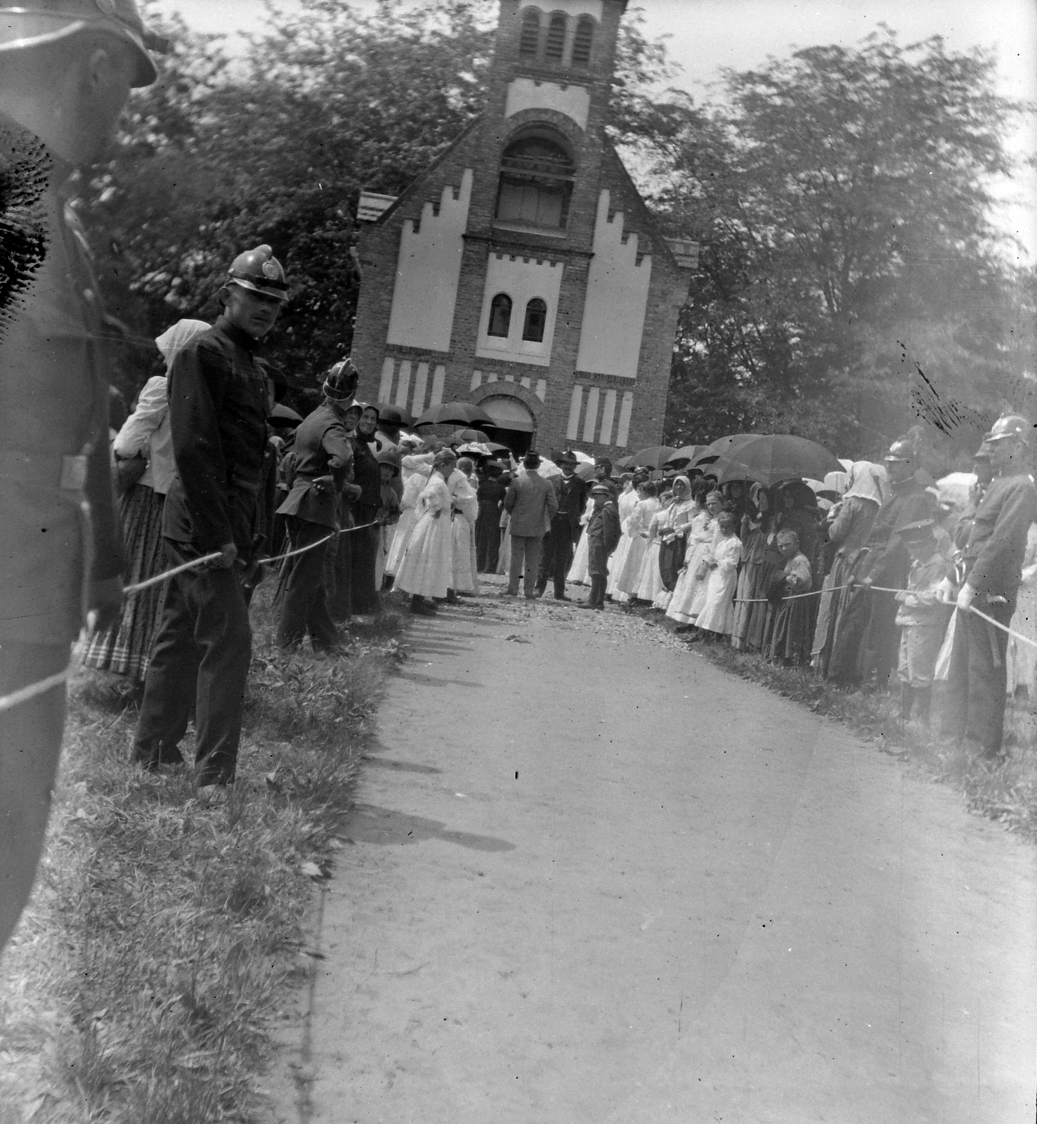 Hungary, Harkány, Jézus Szíve kápolna., 1918, Fortepan, cop, sunshades, white dress, Fortepan #19223