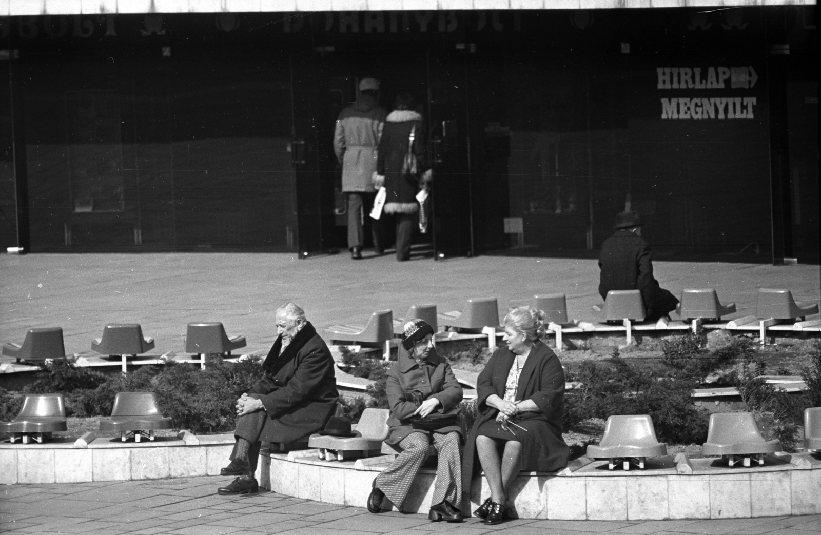 Hungary, Budapest I., Déli pályaudvar előtti aluljáró., 1978, Kriss Géza, Budapest, genre painting, talks, Fortepan #192237