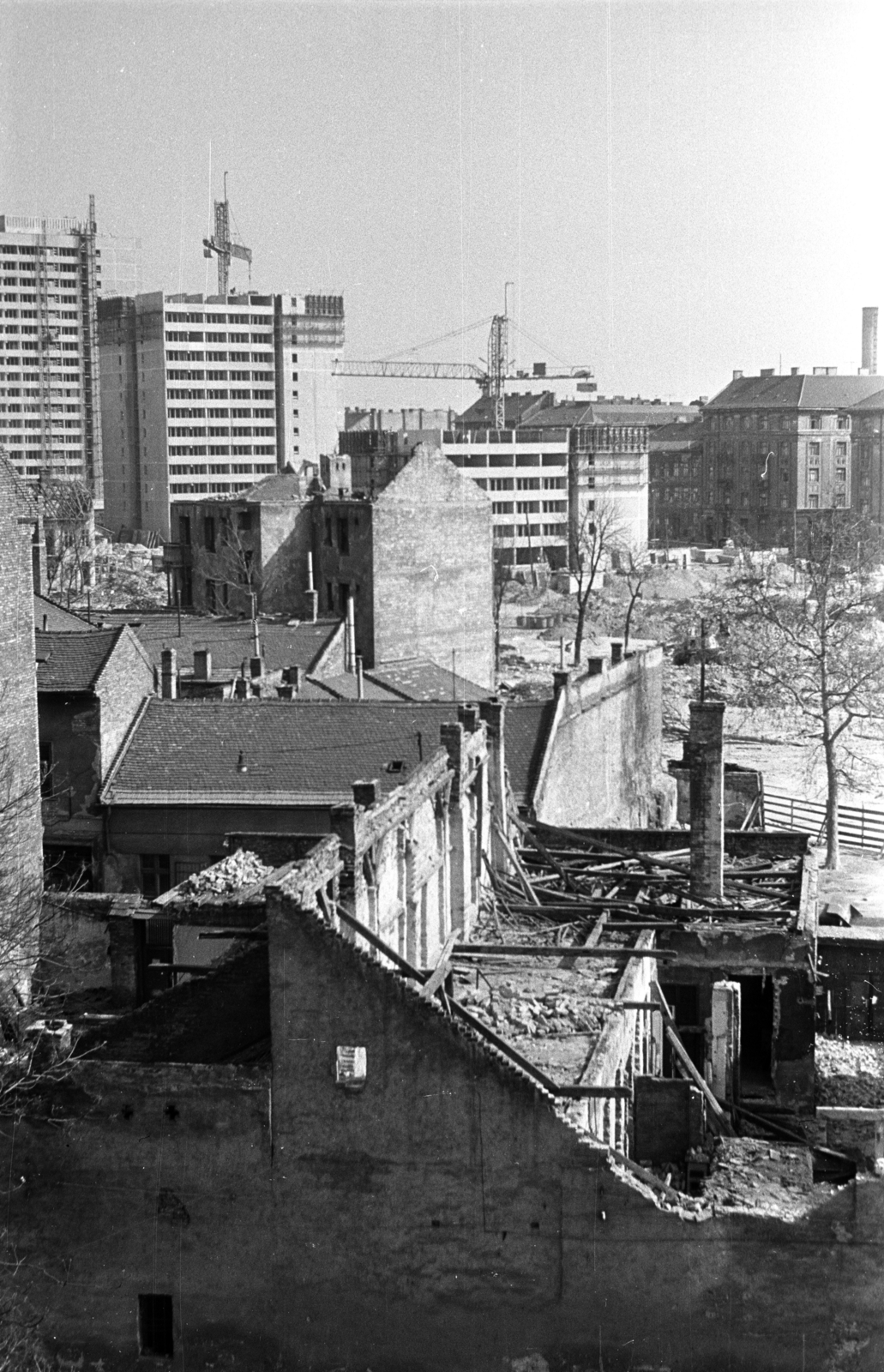 Hungary, Budapest VIII., a mai Losonci tér körüli bontási terület, szemben az építés alatt álló Práter utcai toronyházak. Jobbra a Lippa utca sarkán álló házak látszanak., 1973, Kriss Géza, demolition, firewall, Budapest, Fortepan #192240