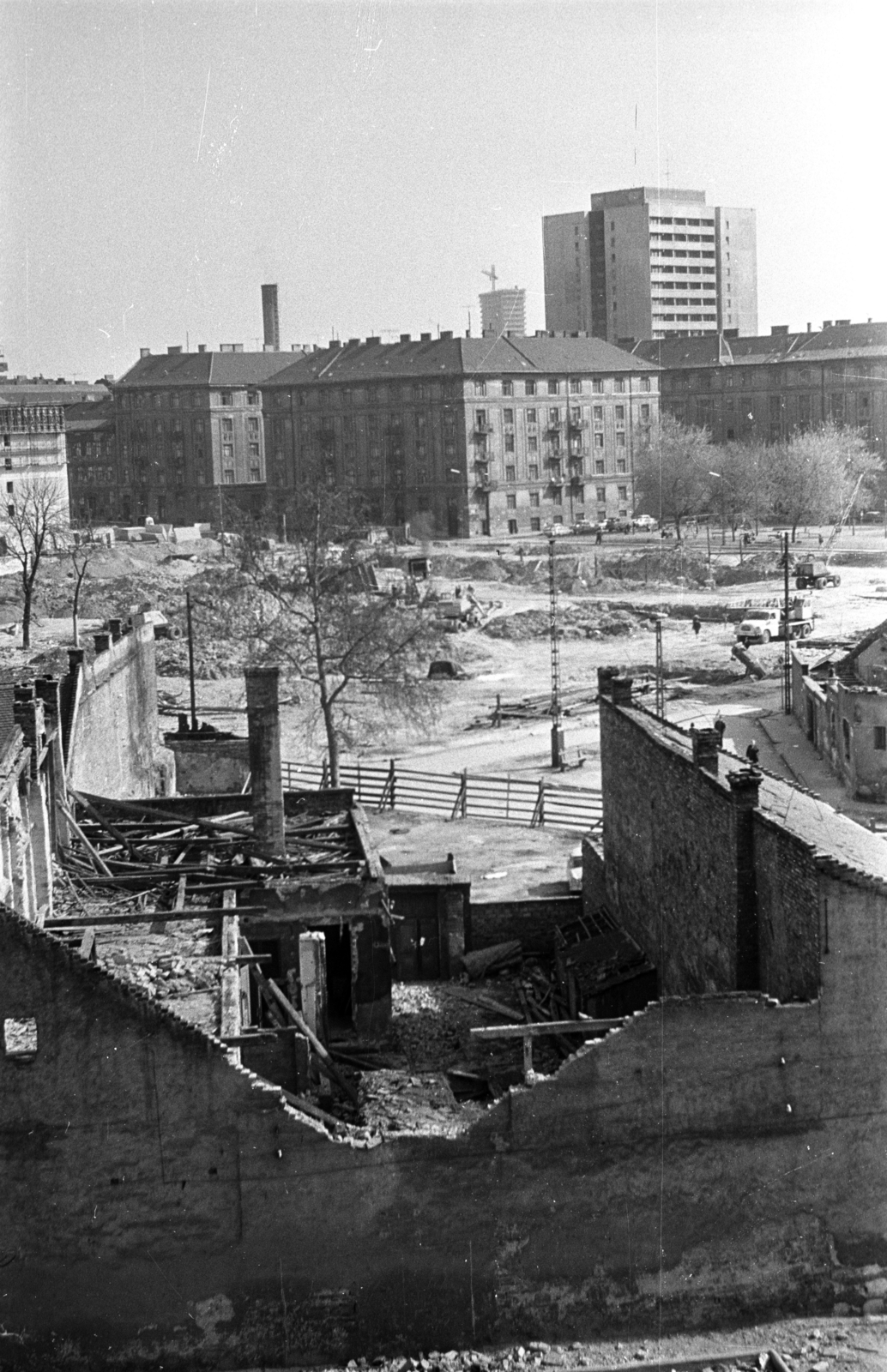 Magyarország, Budapest VIII., Szigony utca - Práter utca körüli bontási terület, szemben a Molnár Ferenc tér és a Lósy Imre utca épületei mögött a Tömő utcai tpanelház. Távolban a SOTE (később Semmelweis Egyetem) Nagyvárad téri Elméleti Tömbjének építkezése., 1973, Kriss Géza, Budapest, Fortepan #192242
