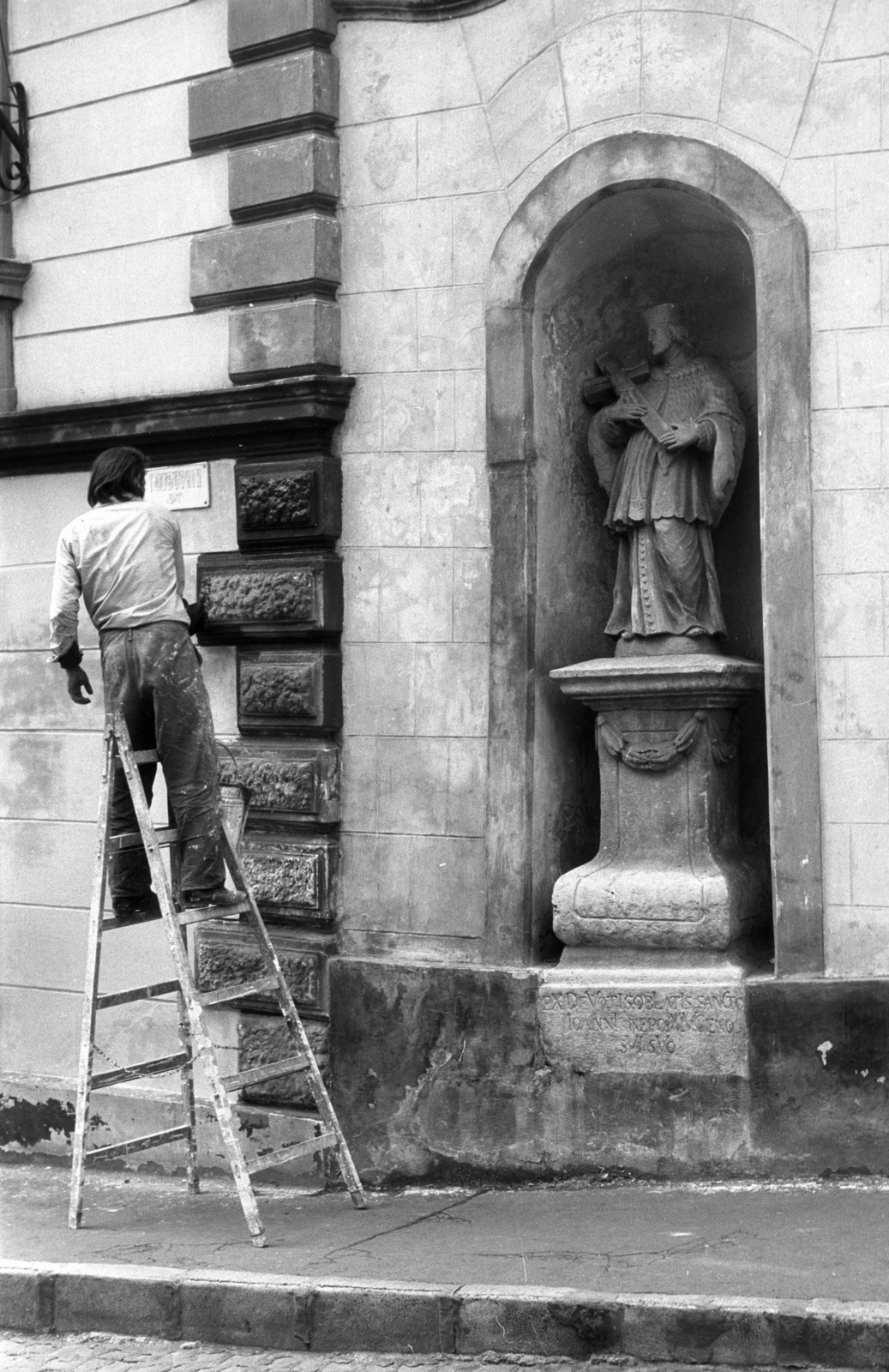 Hungary, Veszprém, Vár (Tolbuhin) utca, Nepomuki Szent János szobra a Tűztorony alatt., 1979, Kriss Géza, painting, ladder, statue, street name sign, Fortepan #192287