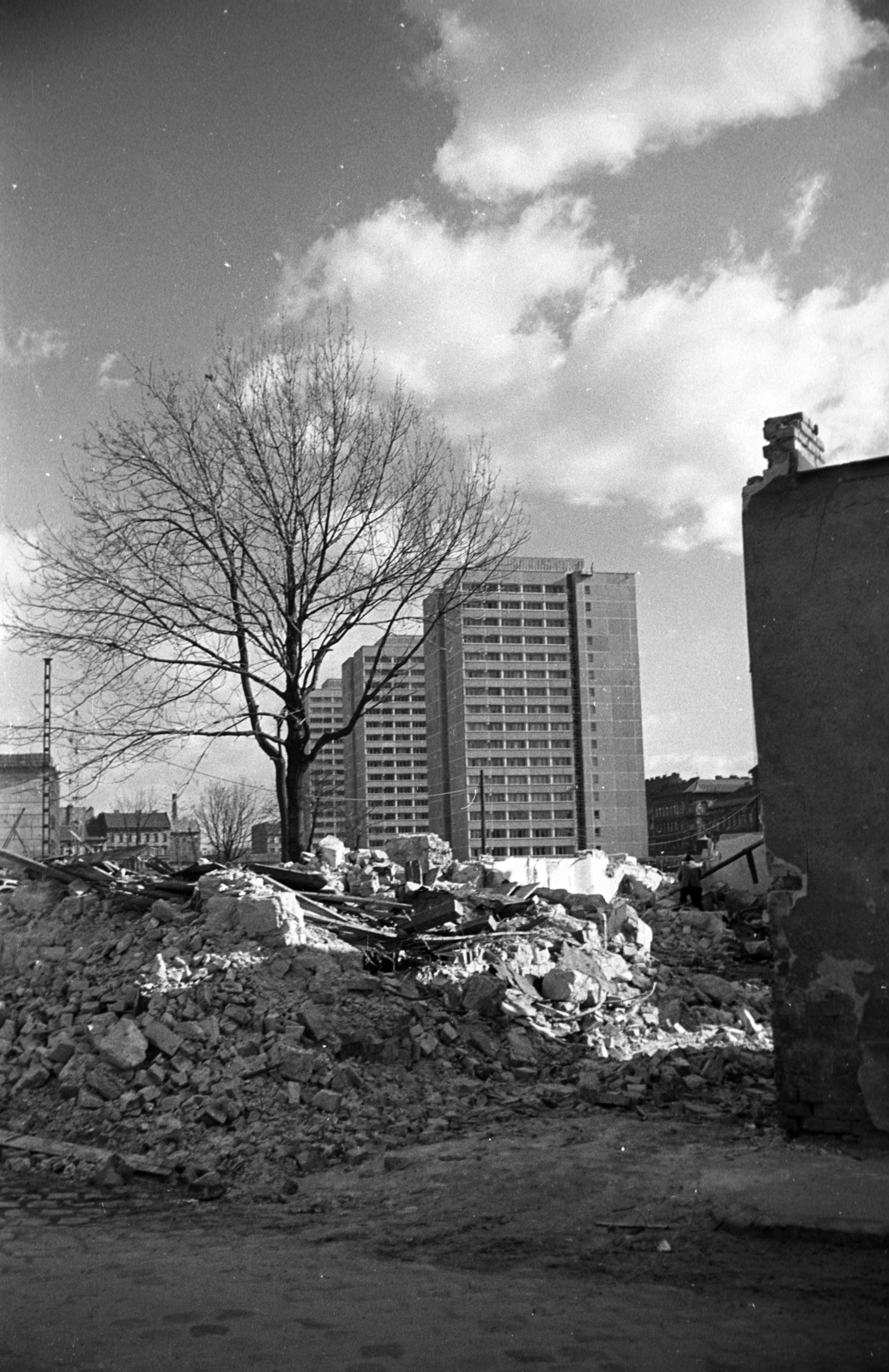 Hungary, Budapest VIII., bontási terület a Bókay János utcánál a Práter utca toronyházak felé nézve. Balra a távolban az Illés utca házai latszanak., 1975, Kriss Géza, Budapest, Fortepan #192312