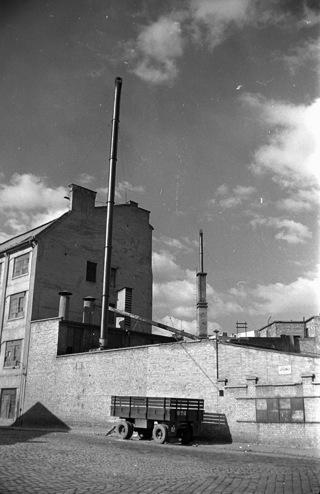 Hungary, Budapest VIII., Leonardo da Vinci köz (Losonci köz), a Budapesti Bútoripari Vállalat Otthon Bútorgyára (korábban Misura Mihály-féle Kocsi- és Karosszéria Gyár)., 1975, Kriss Géza, Budapest, Fortepan #192313