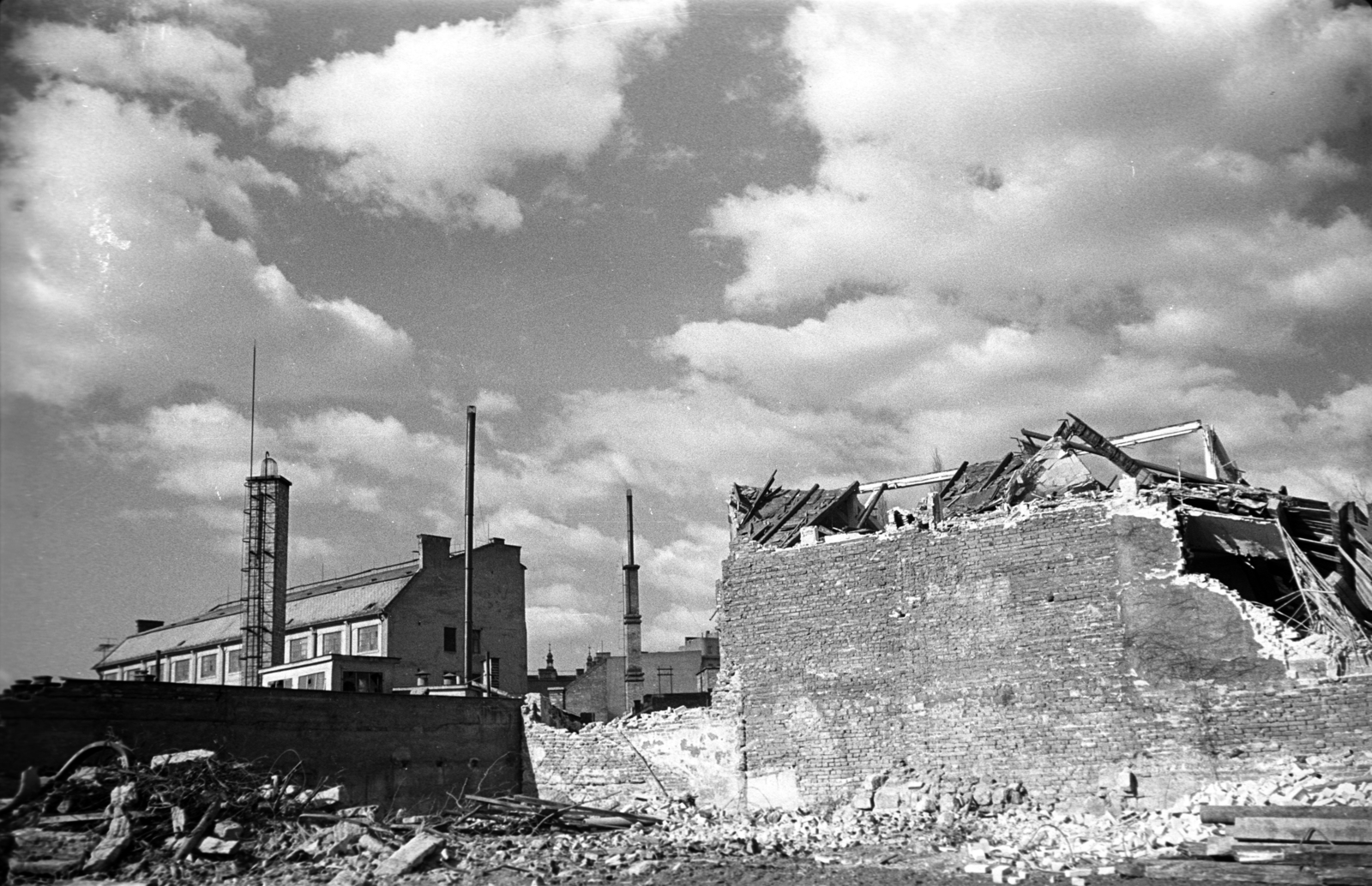 Hungary, Budapest VIII., Szigony utca - Leonardo da Vinci köz (Losonci köz), bontási terület, háttérben a Budapesti Bútoripari Vállalat Otthon Bútorgyára (korábban Misura Mihály-féle Kocsi- és Karosszéria Gyár) épülete., 1975, Kriss Géza, Budapest, Fortepan #192316