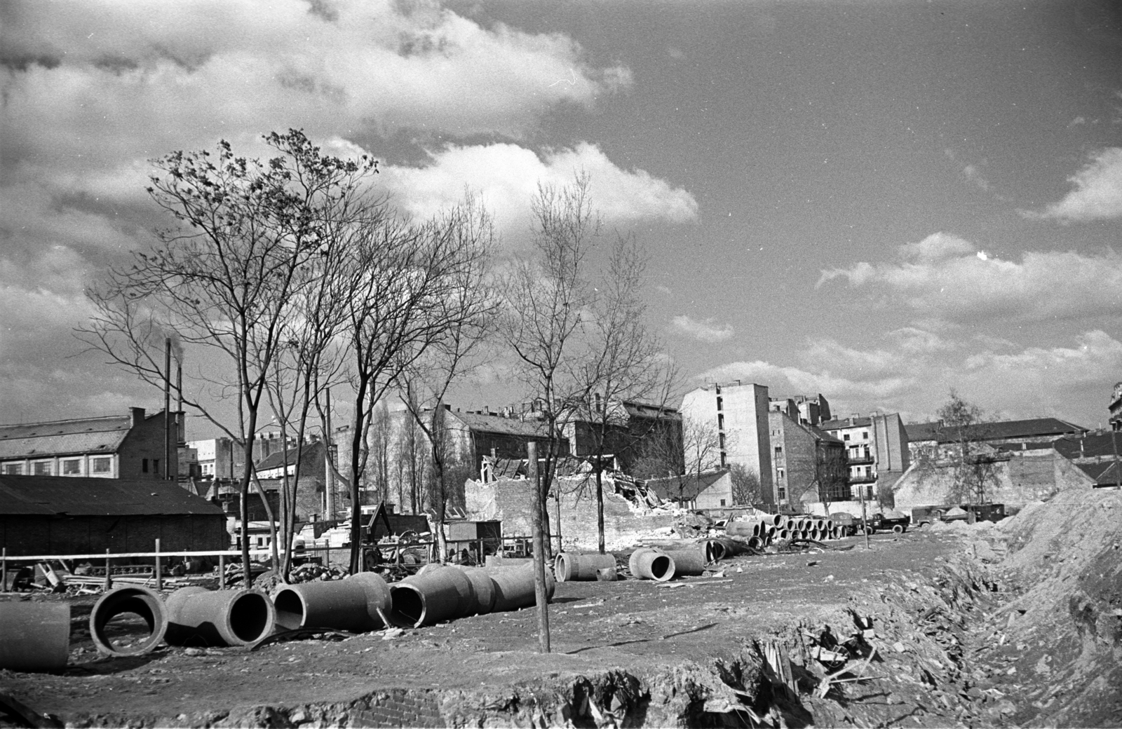 Hungary, Budapest VIII., Szigony utca a Baross utca felé nézve, középen a háttérben a mára megszűnt Beniczky Lajos utca épületei, középen kissé jobbra a Baross utca 87/b tűzfala és a Baross utca 89. számú ház udvara látszik., 1975, Kriss Géza, Budapest, Fortepan #192320