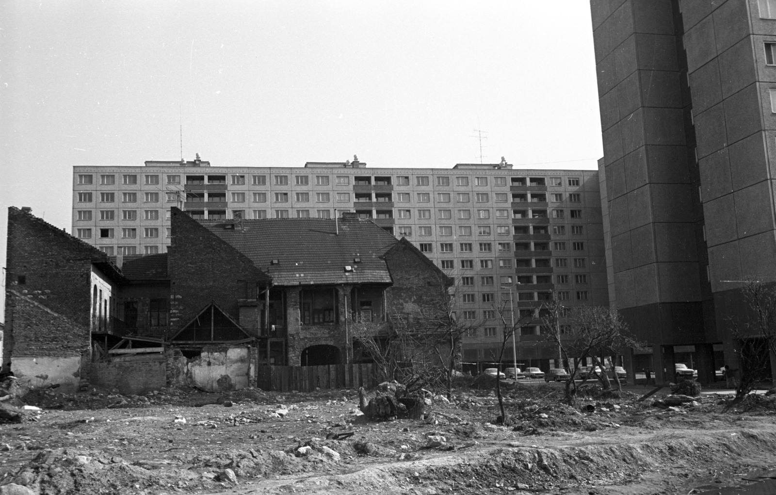 Hungary, Óbuda, Budapest III., Mókus utca a Lajos utca felé nézve, szemben a Lajos utca 152. számú épület udvar felőli homlokzata., 1977, Kriss Géza, Budapest, Fortepan #192359