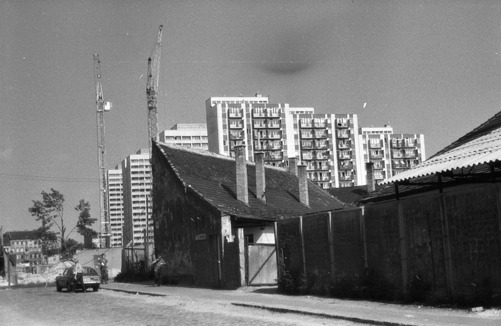 Hungary, Budapest VIII., Leonardo da Vinci köz (Losonci köz), háttérben balra az Illés utca, jobbra a Szigony utca, mögötte a Práter utca panelépületei., 1977, Kriss Géza, Budapest, Fortepan #192372