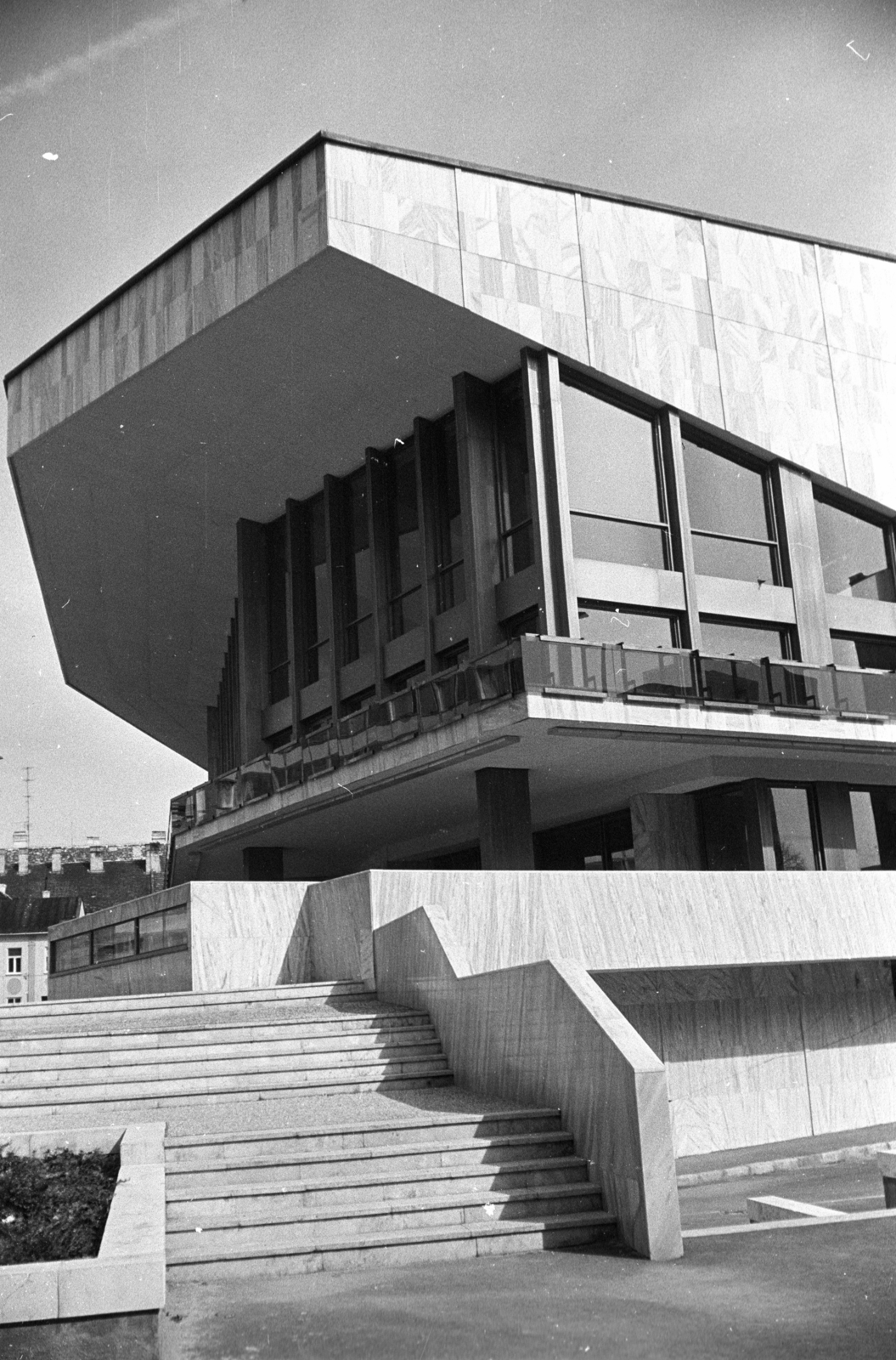 Hungary, Győr, a Kisfaludy Színház (később Győri Nemzeti Színház) főbejárata a Bajcsy-Zsilinszky utcától nézve., 1982, Kriss Géza, Fortepan #192385